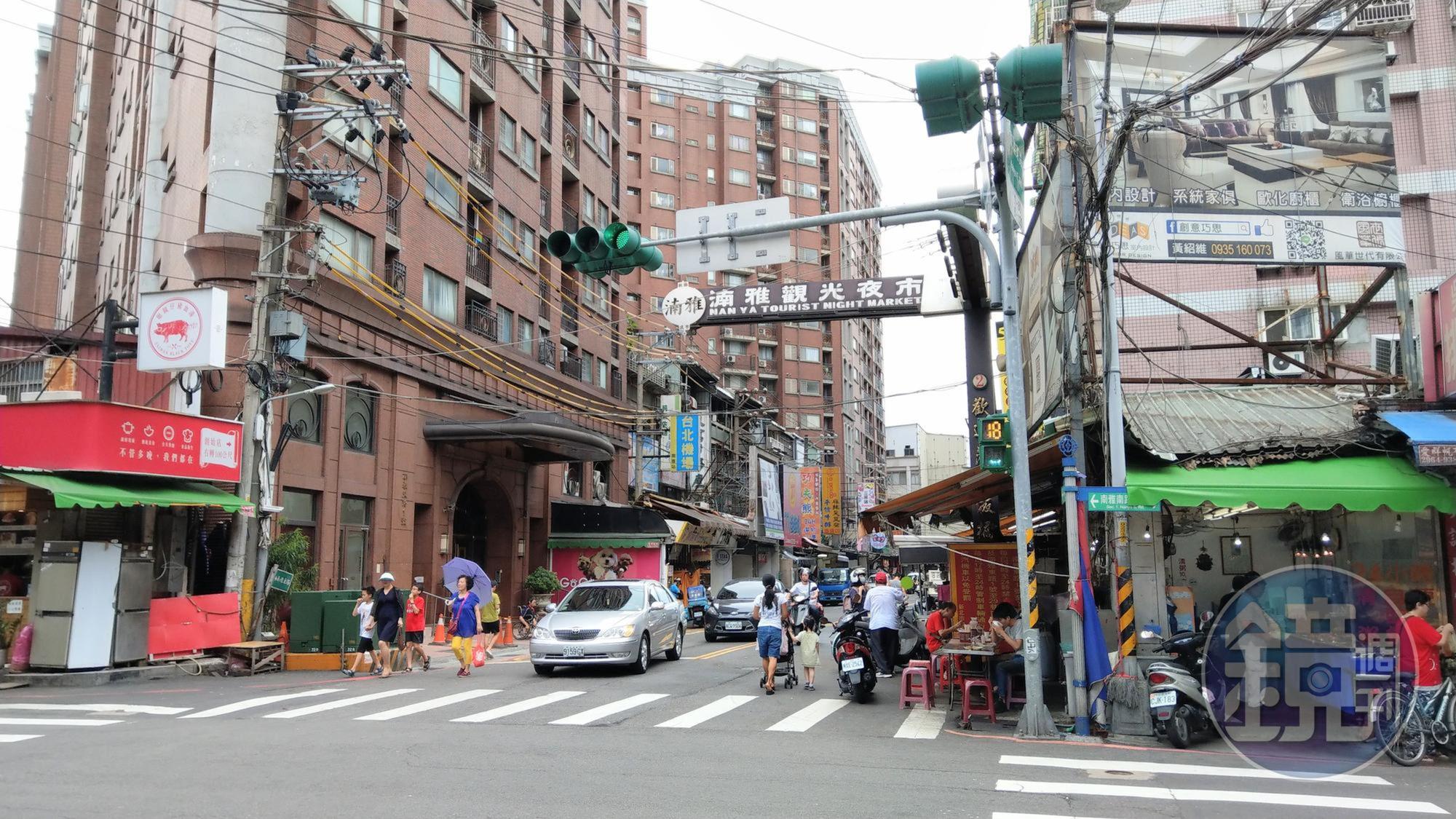 湳雅夜市都更土地上，已開始拆除舊有建物。
