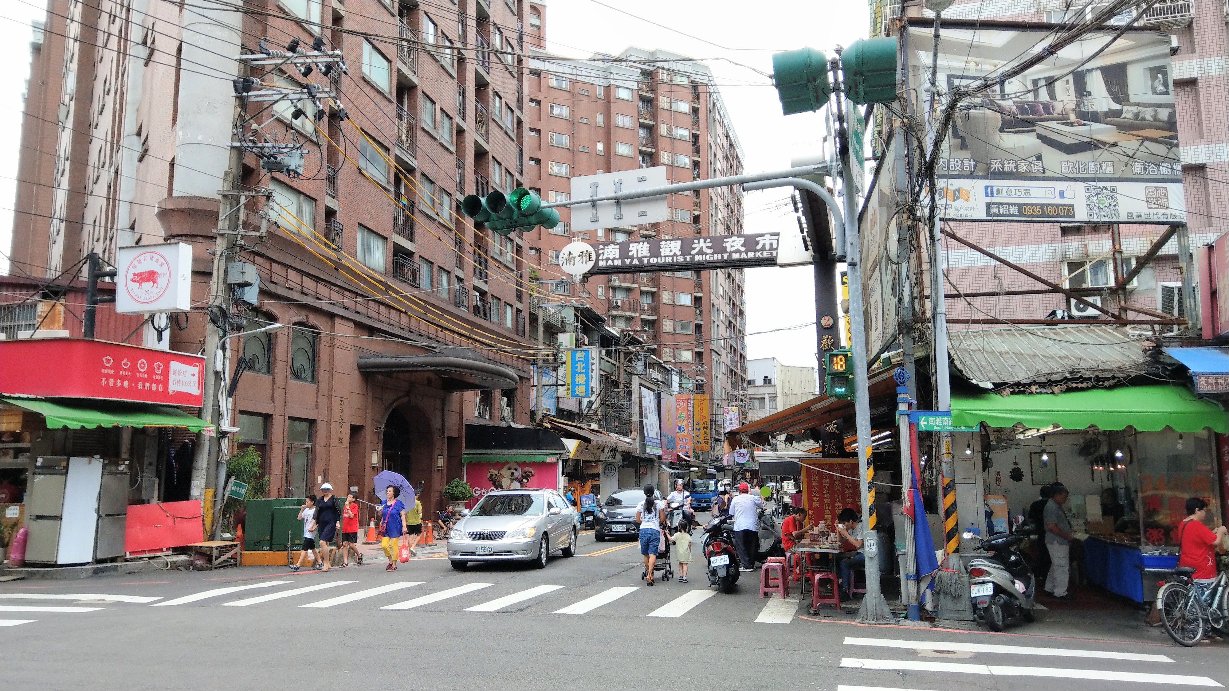 湳雅夜市都更土地上，已開始拆除舊有建物。