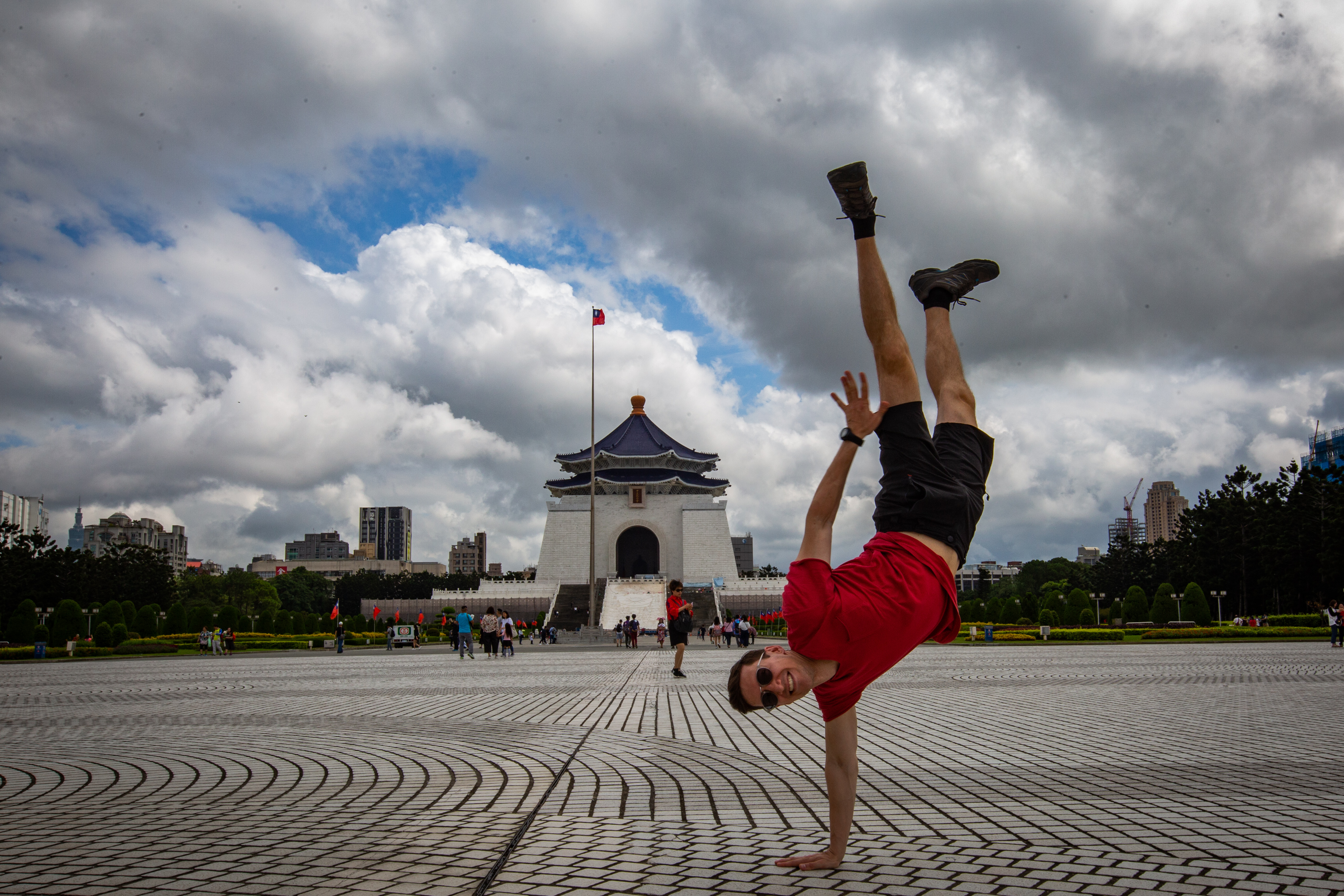 南部地區以外大致維持多雲有陽光的型態，不過還是得留意午後局部雷陣雨發生，各地高溫落在32至35度間。
