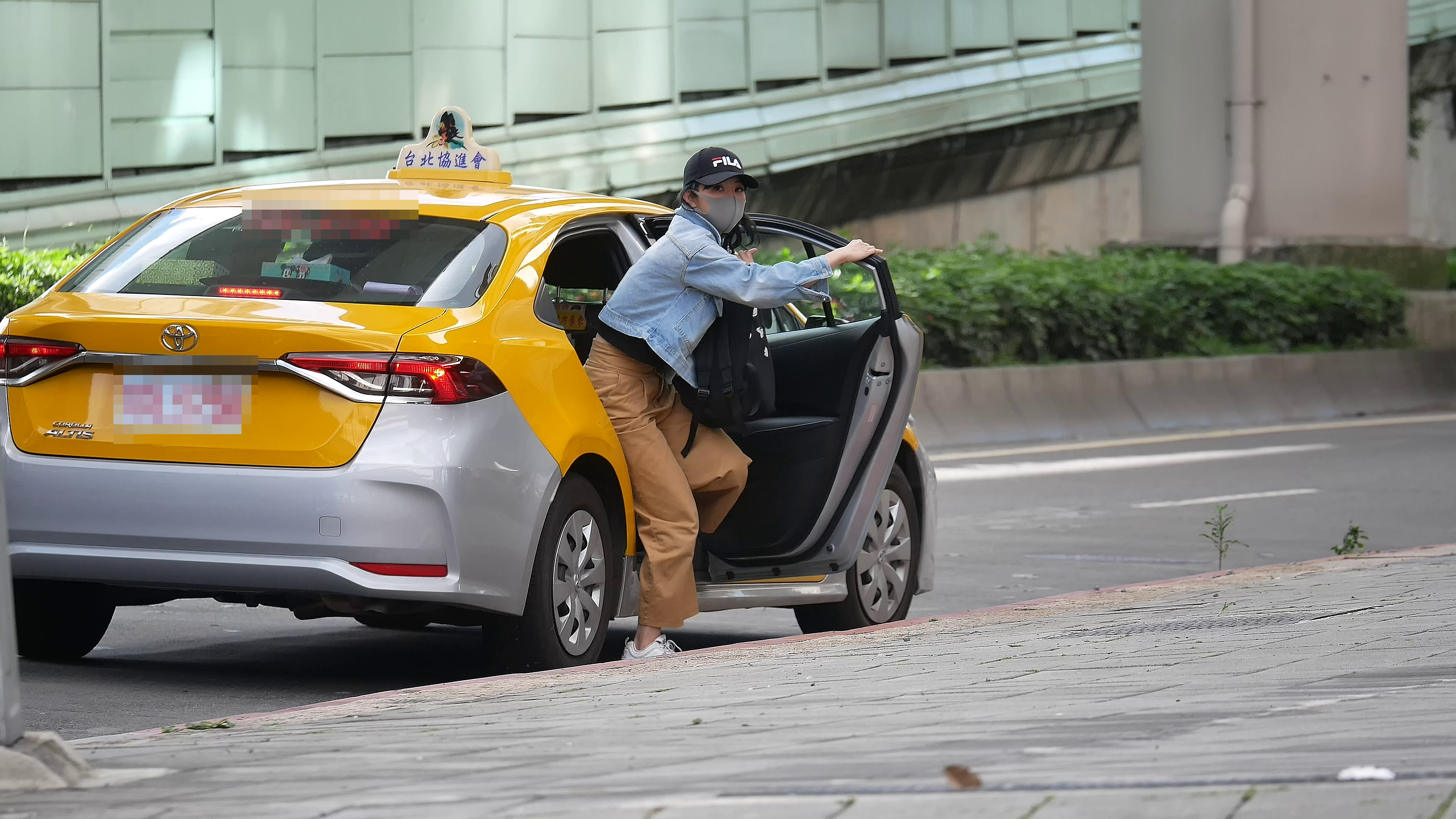 謝忻一下車疑似發現跟拍，快速的思考之後，做出令人匪夷所思的決定。