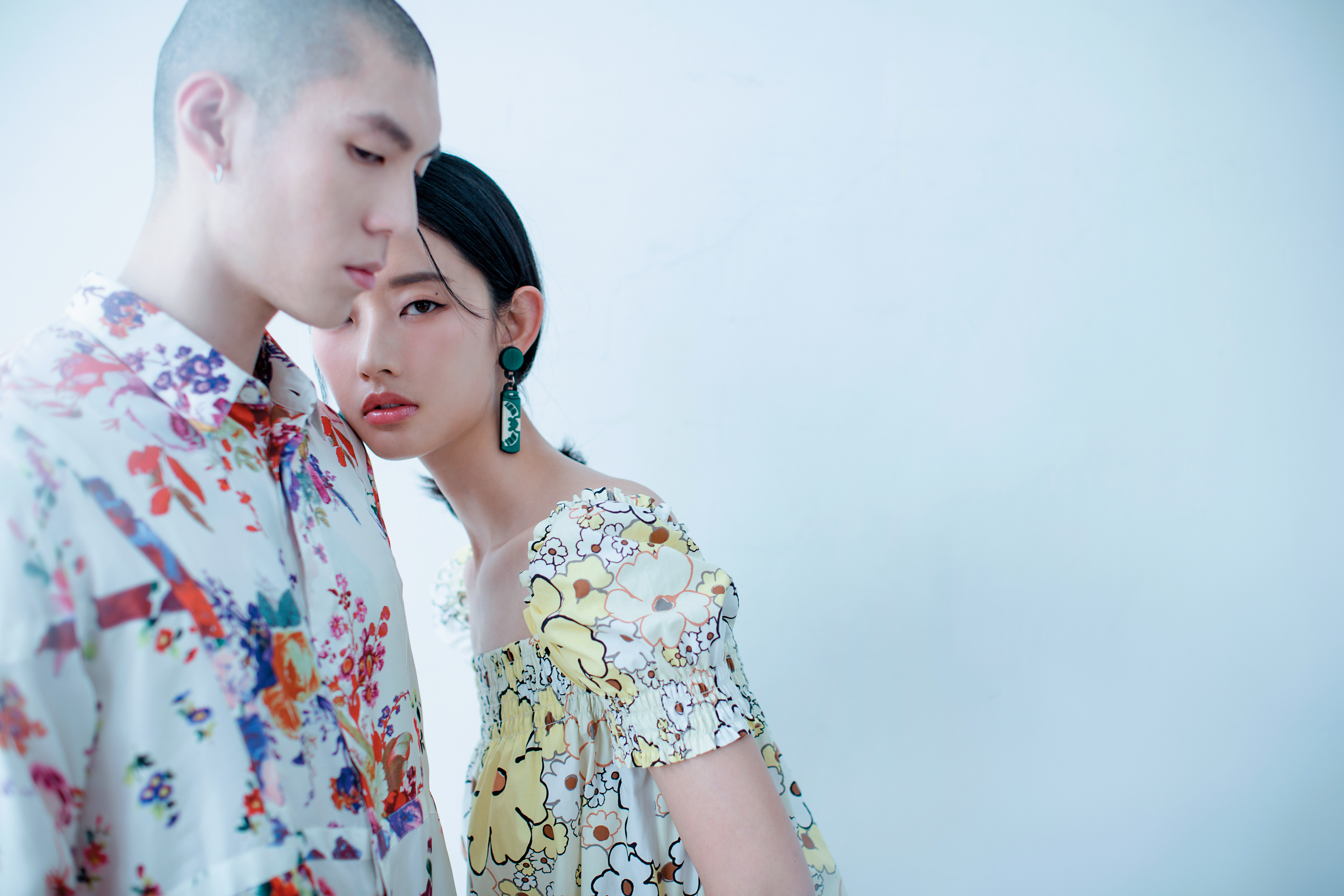 女：耳環 NT$4,980 by YAZBUKEY/印花府綢洋裝 NT$63,000 by MiuMiu；男：白色絲質花卉圖騰襯衫 價格店洽 by Dior