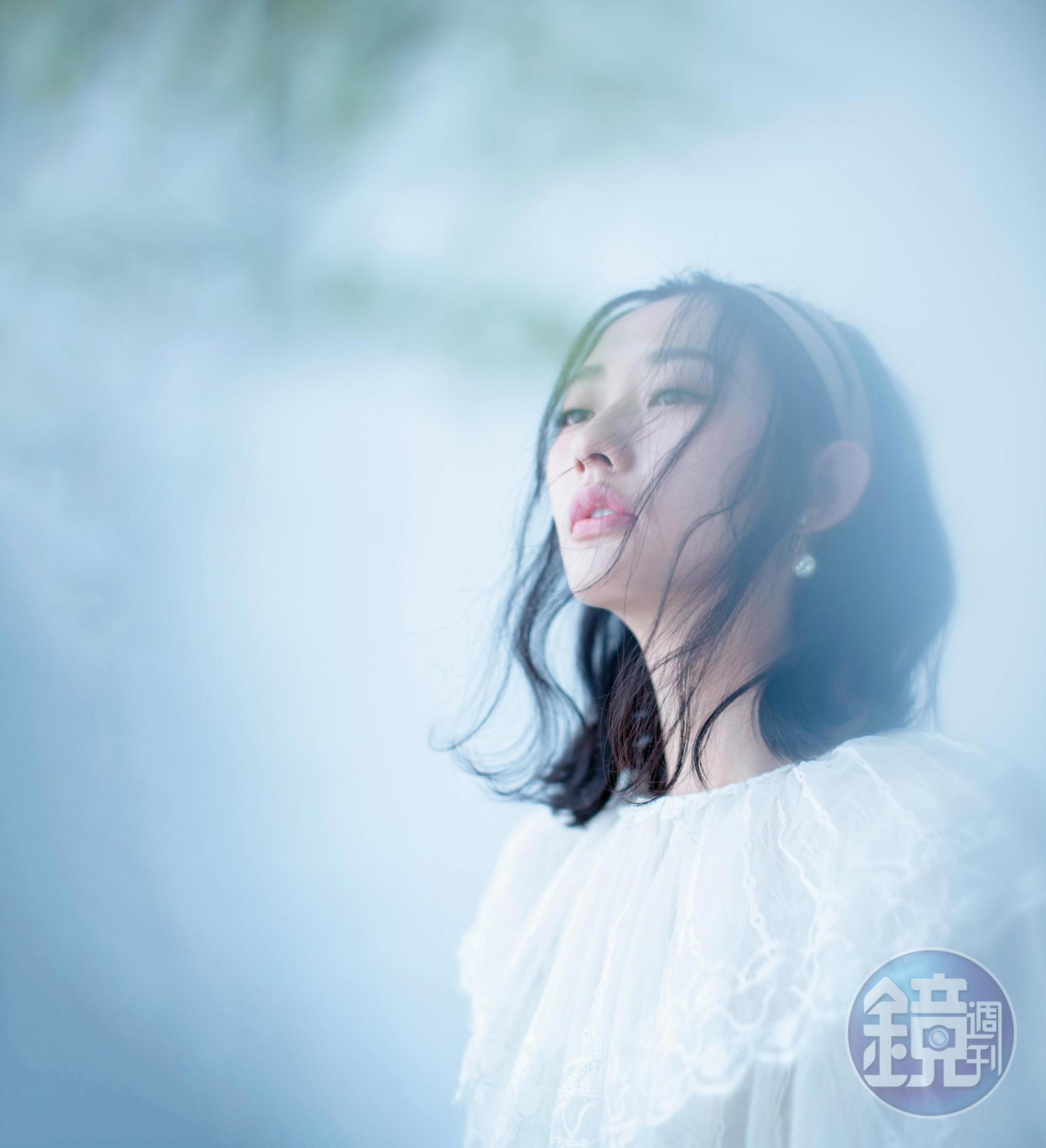 J'adior裸膚色交叉髮帶 NT$8,500 by Dior / My ABCDior Tribale字母耳環 NT$8,500 by Dior / 蕾絲層疊洋裝 NT$54,800 by夏姿