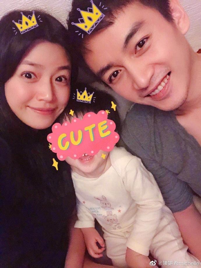 陳妍希曬出一家三口甜蜜合照,打臉婚變傳言。(翻攝自陳妍希微博)