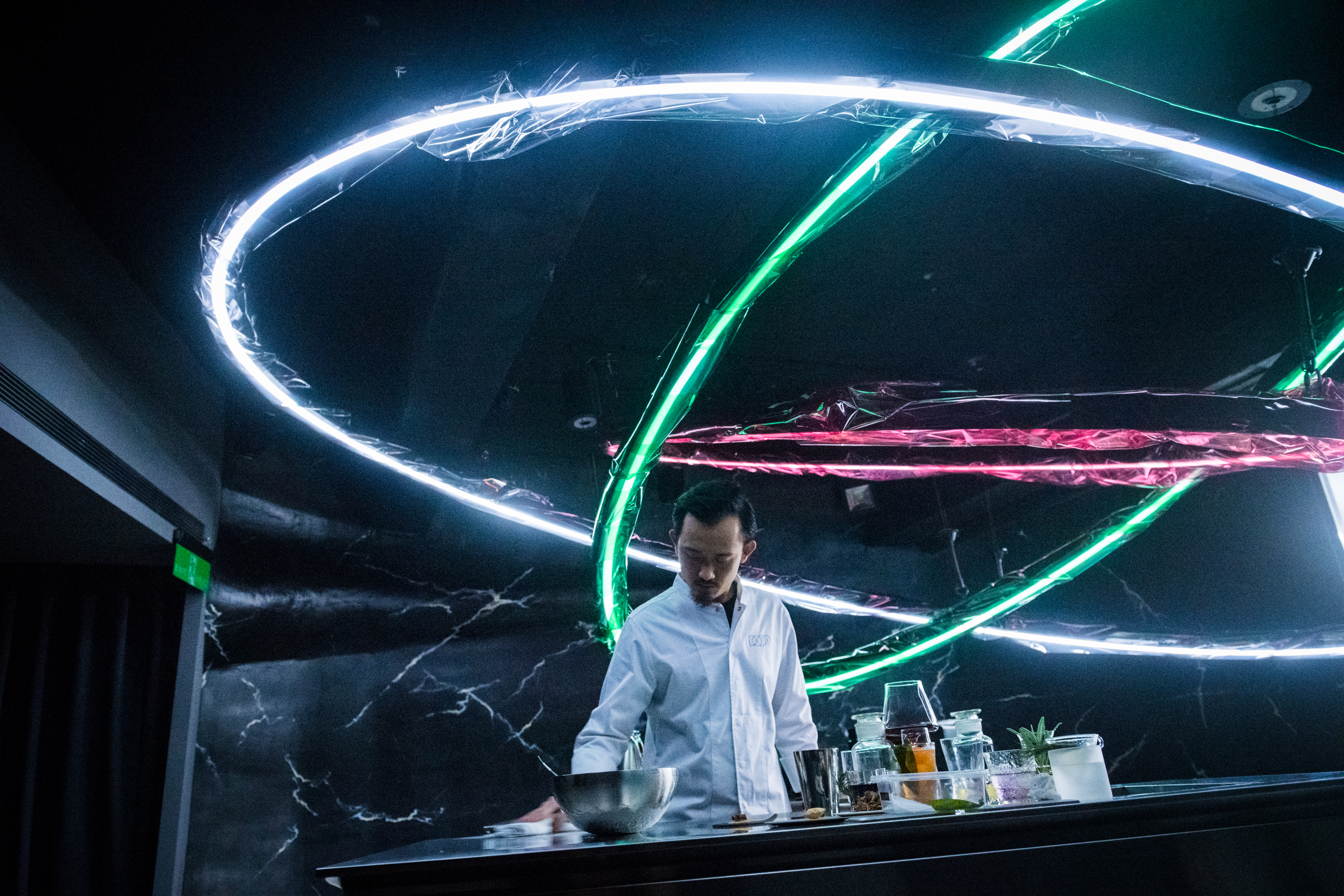 老闆易柏翔絞盡腦汁，打造如太空艙的科幻感酒吧。