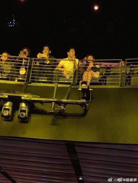 俊男美女組合在演唱會現場吸引不少目光。(翻攝新浪微博)