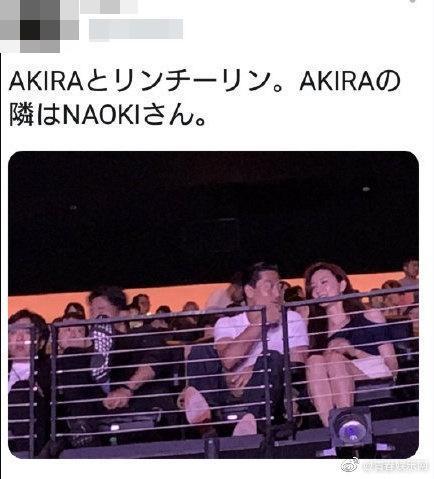 Akira不時跟志玲姐姐交頭接耳,讓她燦笑不已。(翻攝新浪微博)