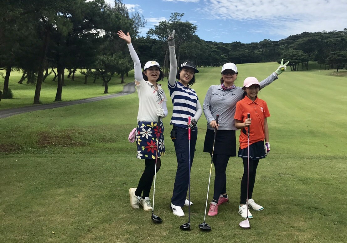 陳詩慧（左）帶著小女兒（右）一起接觸高爾夫球。（陳詩慧提供）