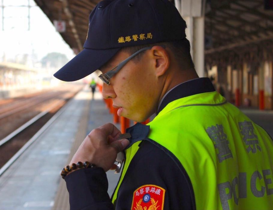 鐵路警察李承翰調解補票糾紛時,遭激動乘客持刀刺傷臟器外露,經過緊急送醫搶救仍於回天乏術。(翻攝自李承翰臉書)