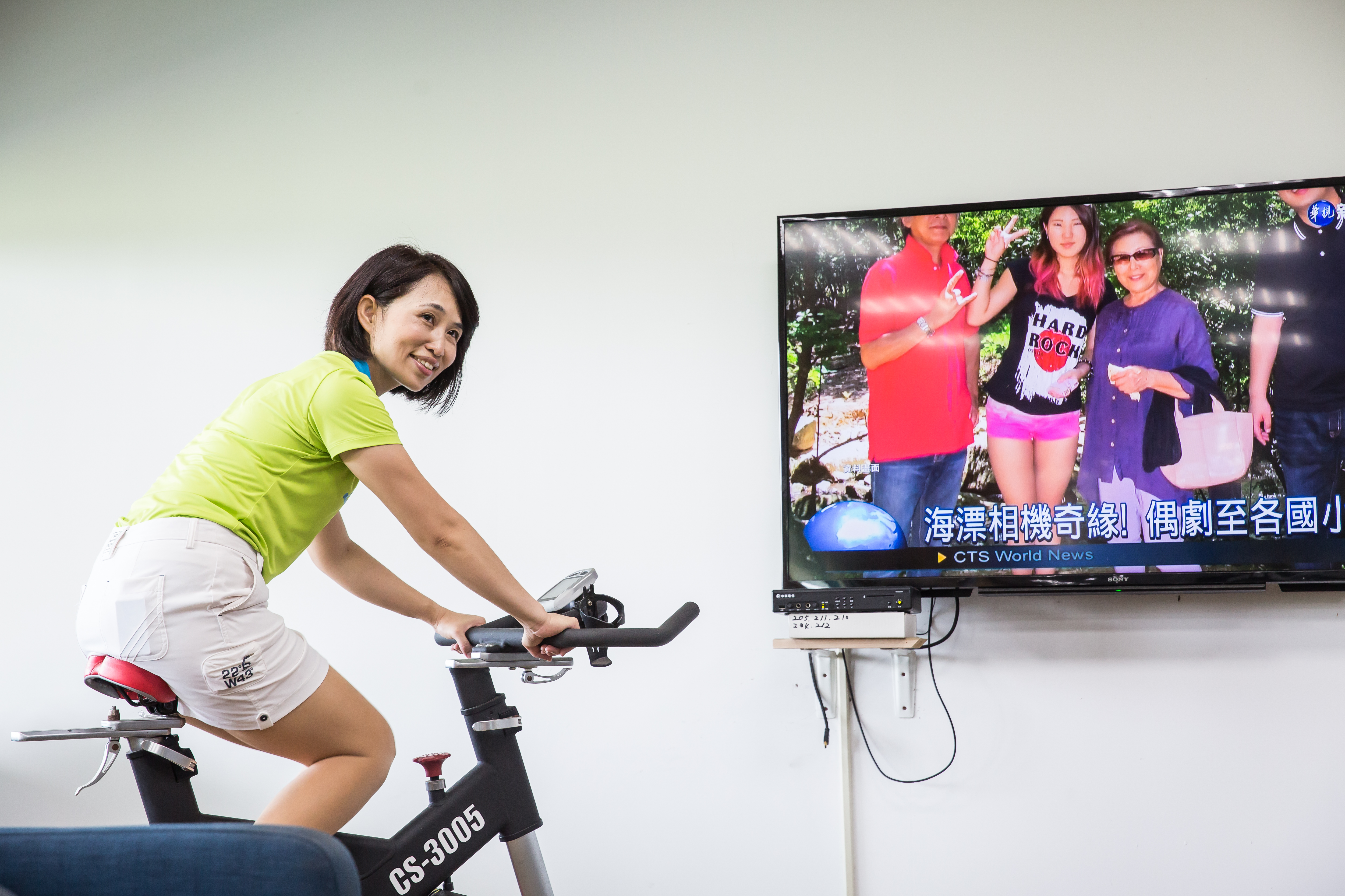 曾是電子業務的陳詩慧，就連運動健身也打開電視掌握趨勢。