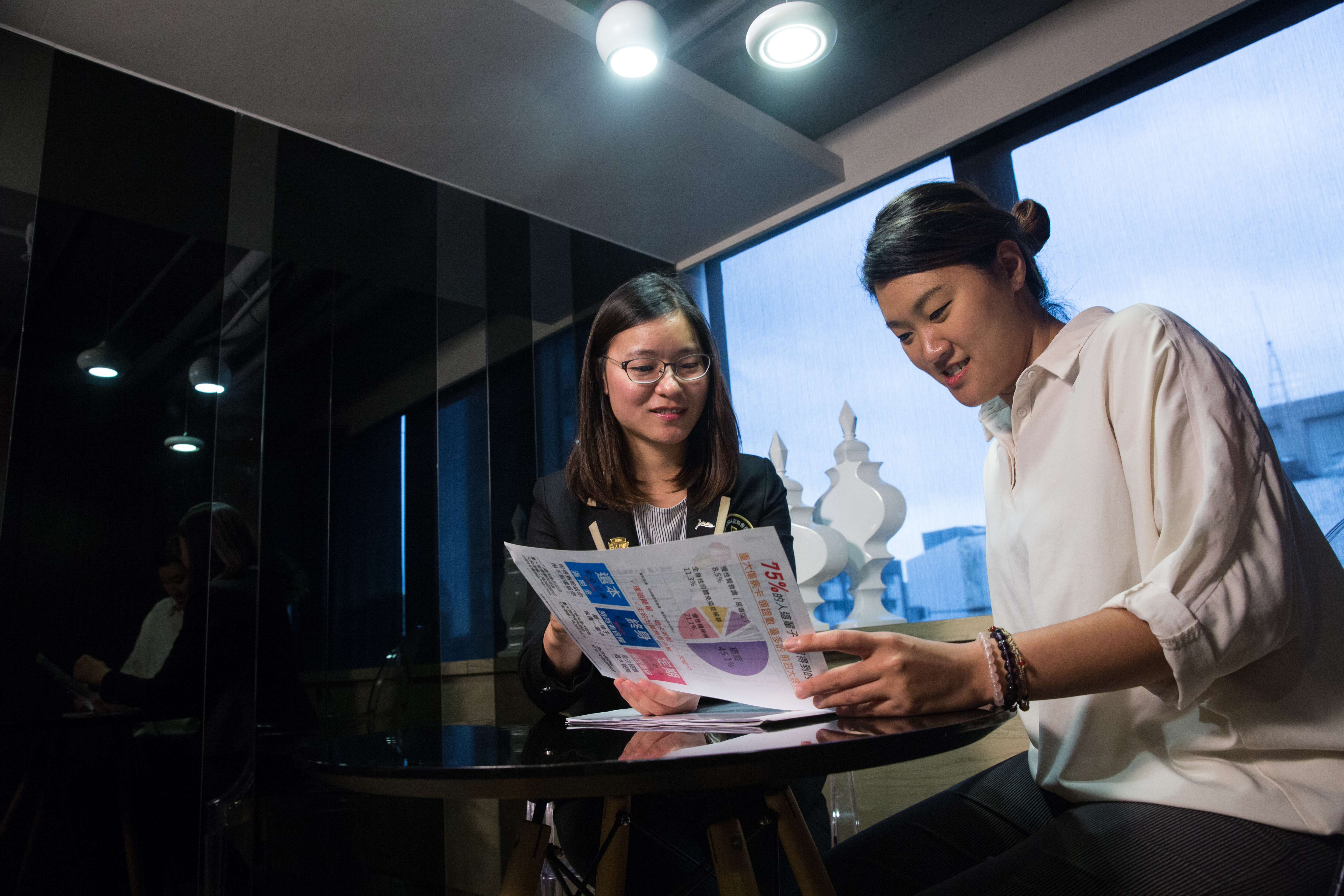 楊雅涵(左)常將自身經驗分享給客戶，強調年輕人應趁體況佳、保費相對便宜時及早規劃保險。