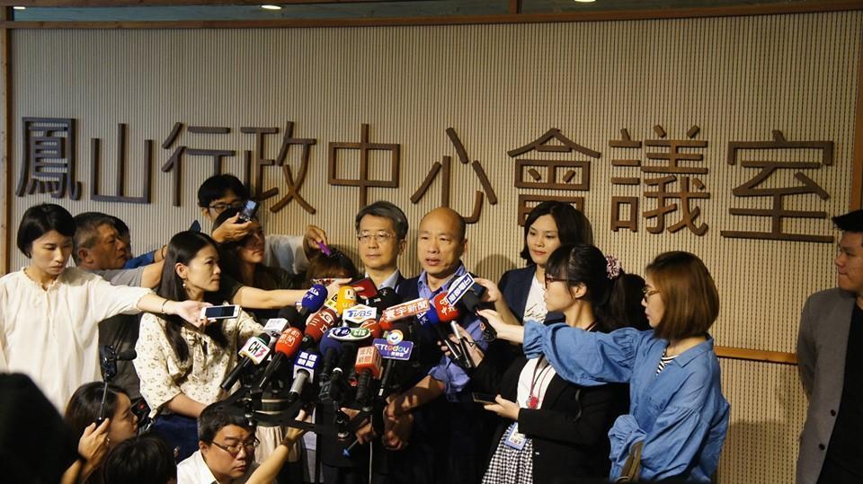 高雄市長韓國瑜表示,市府一定會全力以赴,繼續幫民眾在防疫工作上努力打拚。(翻攝自李眉蓁臉書)