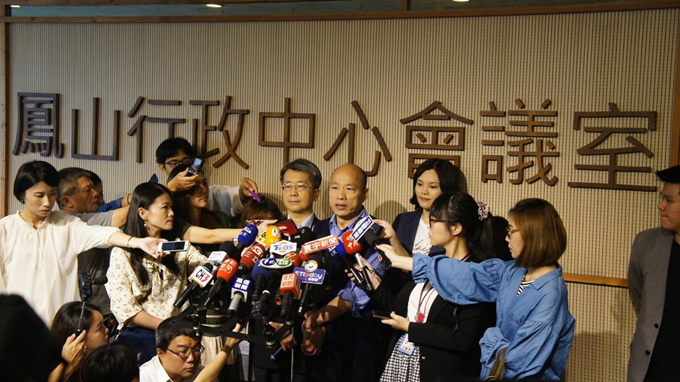 高雄市長韓國瑜表示,市府一定會全力以赴,繼續幫民眾在防疫工作上努力打拚。(翻攝自李眉蓁臉書)