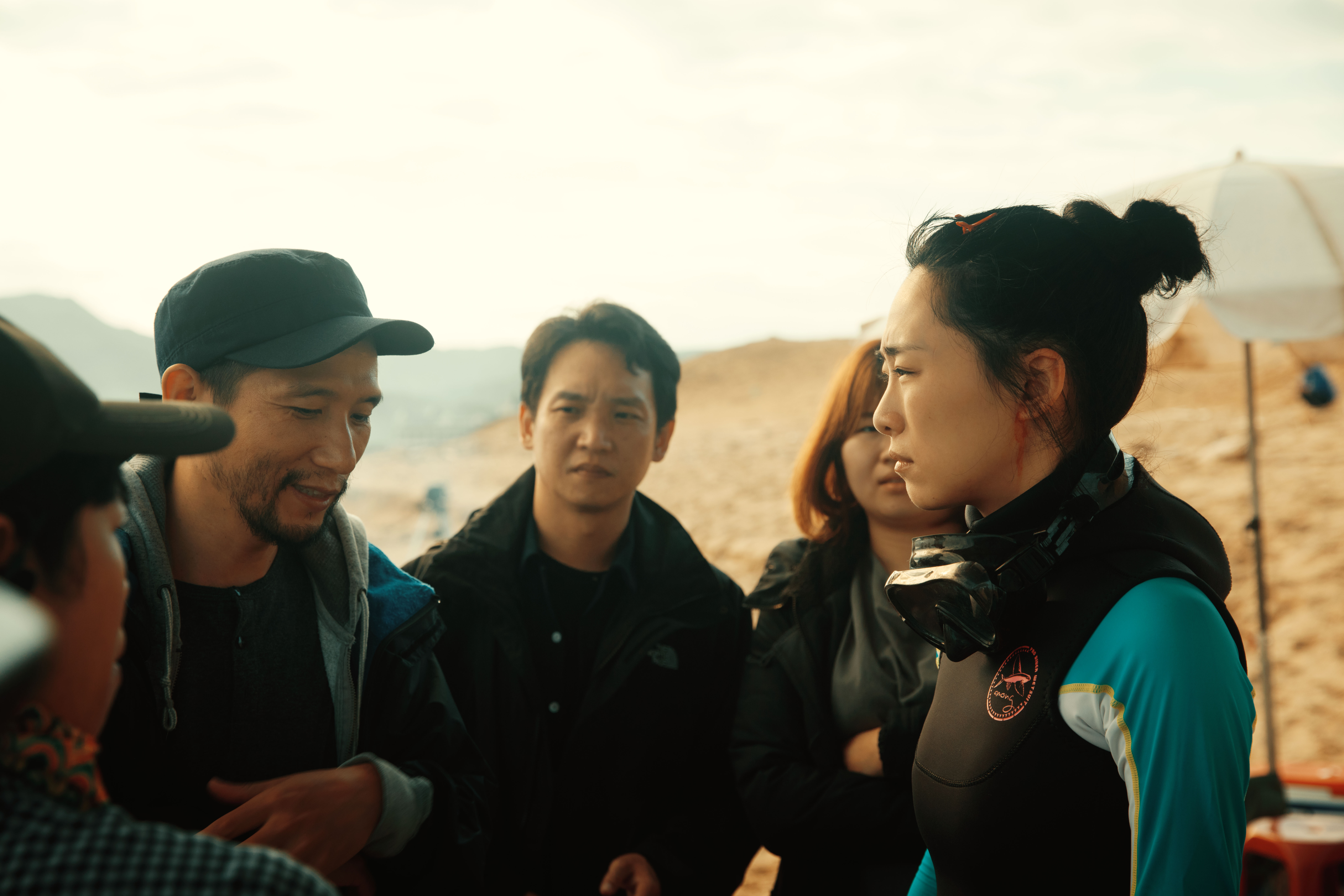 導演趙德胤在海邊與女主角吳可熙準備拍攝潛水畫面。(岸上影像有限公司)