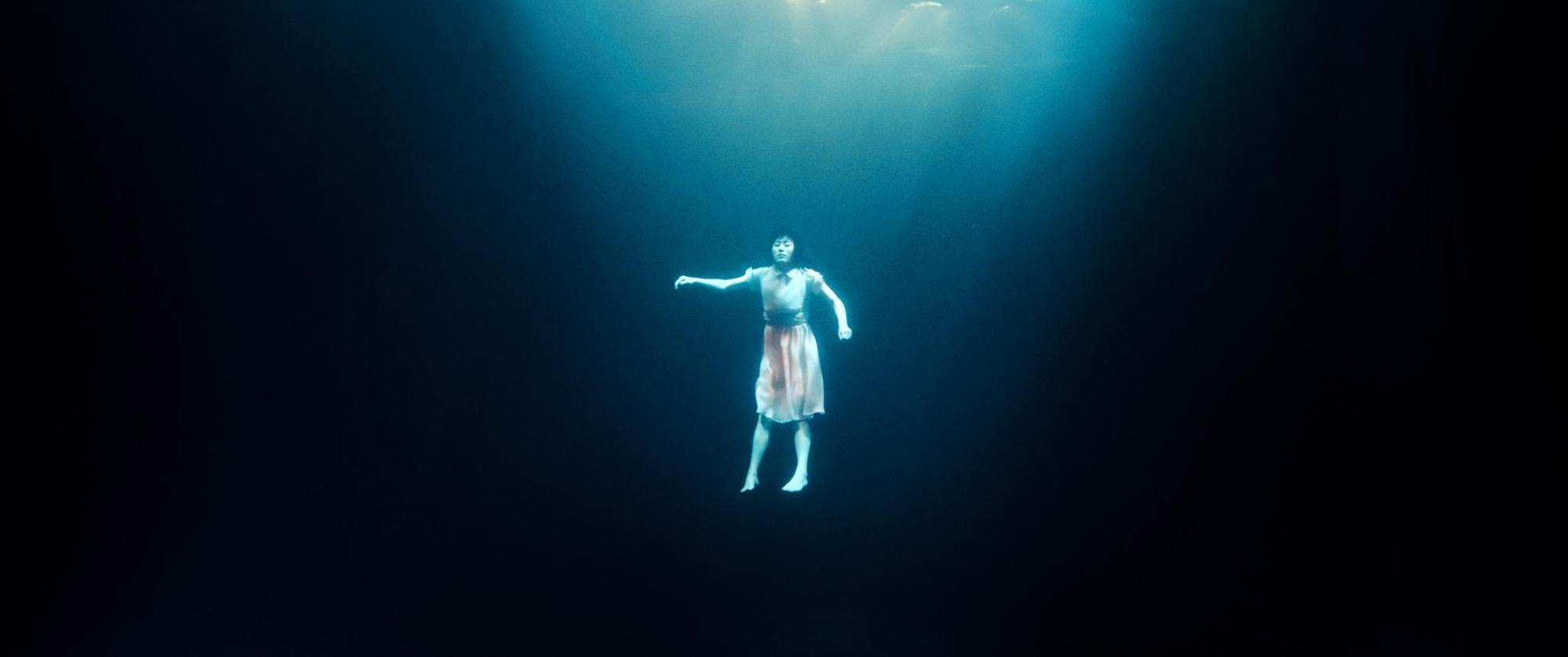 「海底妮娜」是片中魔幻漂浮的一幕。（岸上影像有限公司）