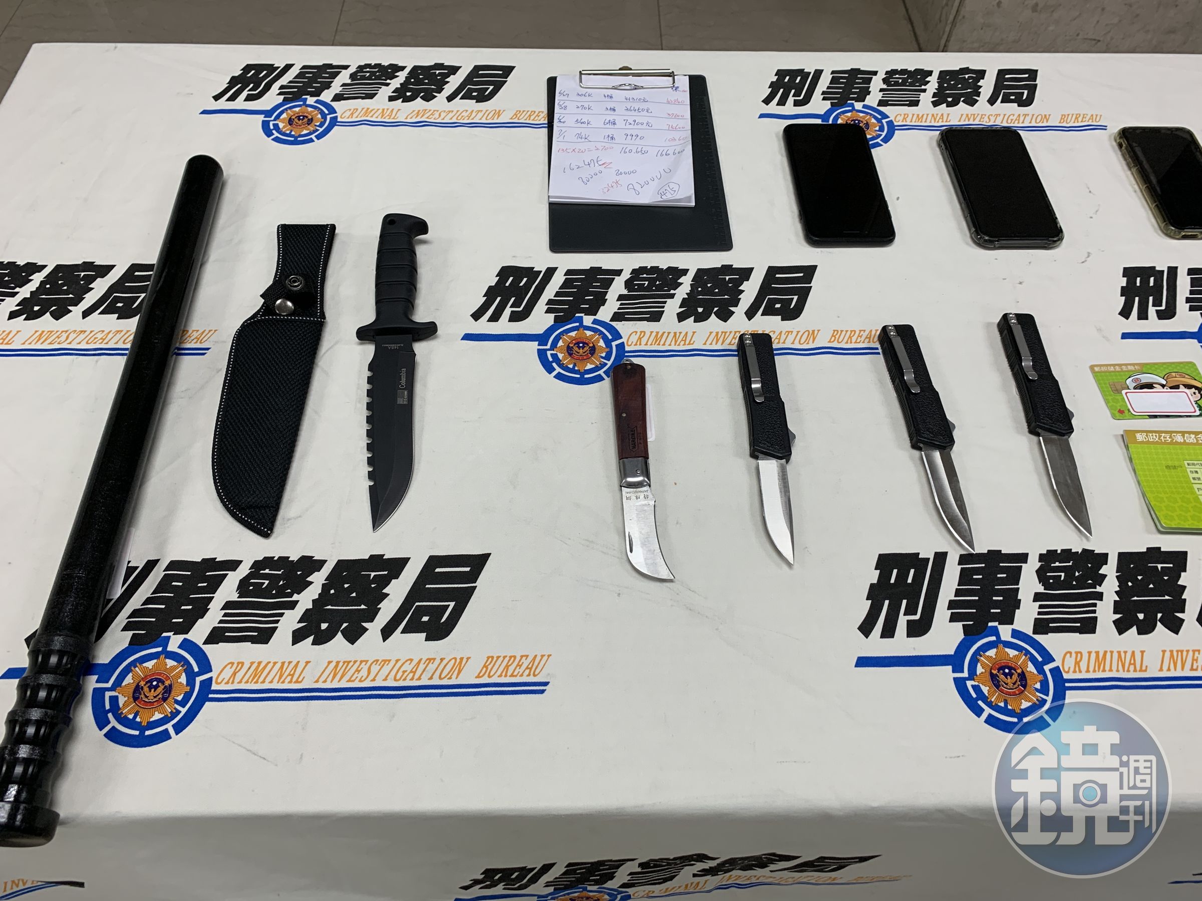專案小組4日同步搜索，在成員家中查扣犯罪贓證物。（翻攝畫面）