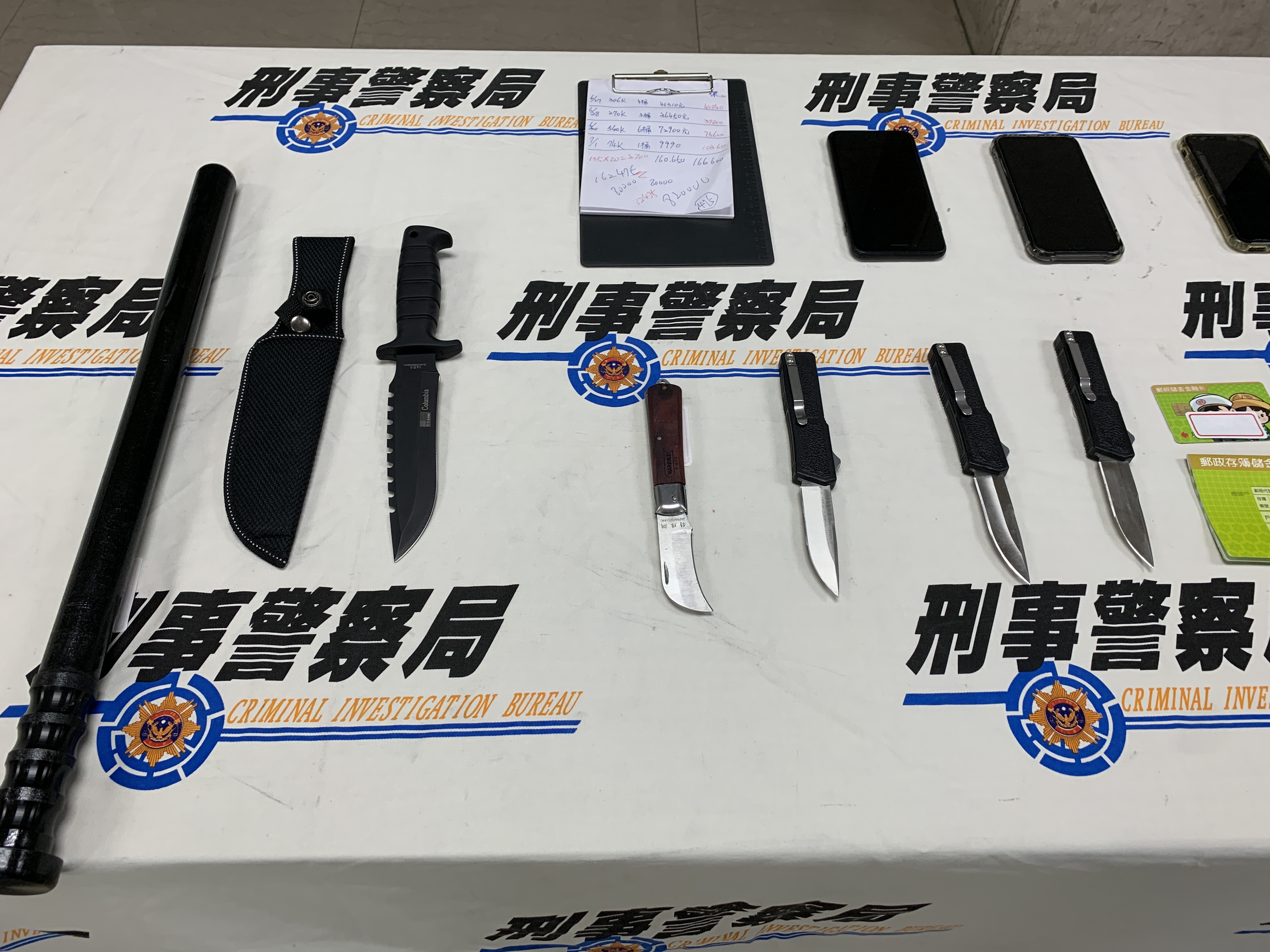 專案小組4日同步搜索，在成員家中查扣犯罪贓證物。（翻攝畫面）