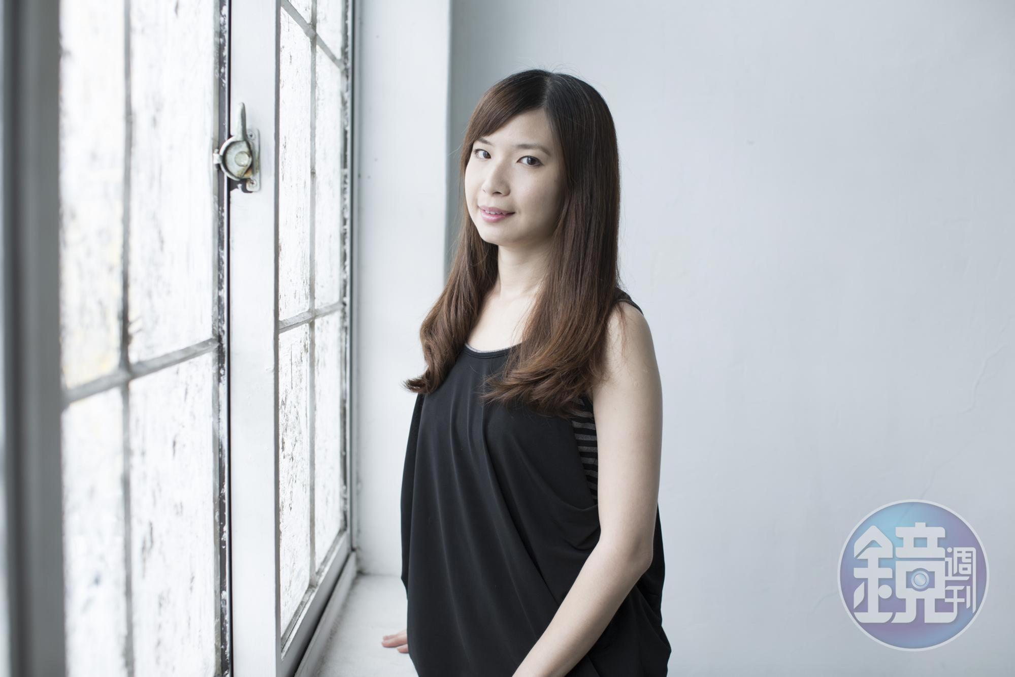 阿亞梅本名蔡芳紜,求學時就開啟她的寫作之門,2002年在BBS發表第一部長篇小說《十七歲的法文課》,到目前最新完成的《我們不能是朋友》,已完成十多部長篇小說與編劇作品。