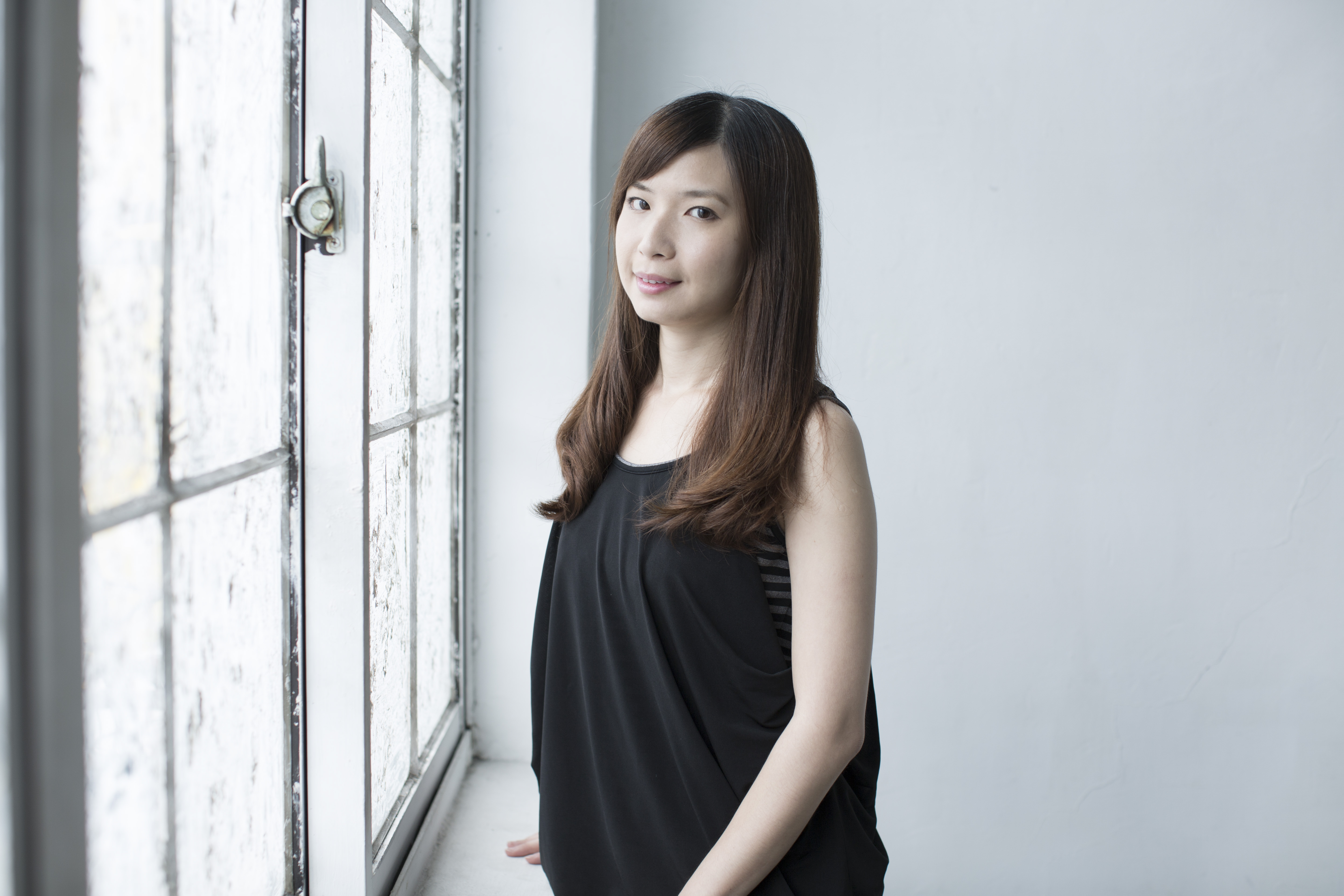 阿亞梅本名蔡芳紜，求學時就開啟她的寫作之門，2002年在BBS發表第一部長篇小說《十七歲的法文課》，到目前最新完成的《我們不能是朋友》，已完成十多部長篇小說與編劇作品。