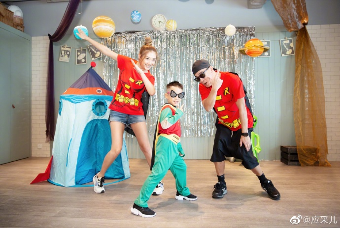Jasper 6歲生日，陳小春跟應采兒為他舉行生日派對。（翻攝應采兒微博）