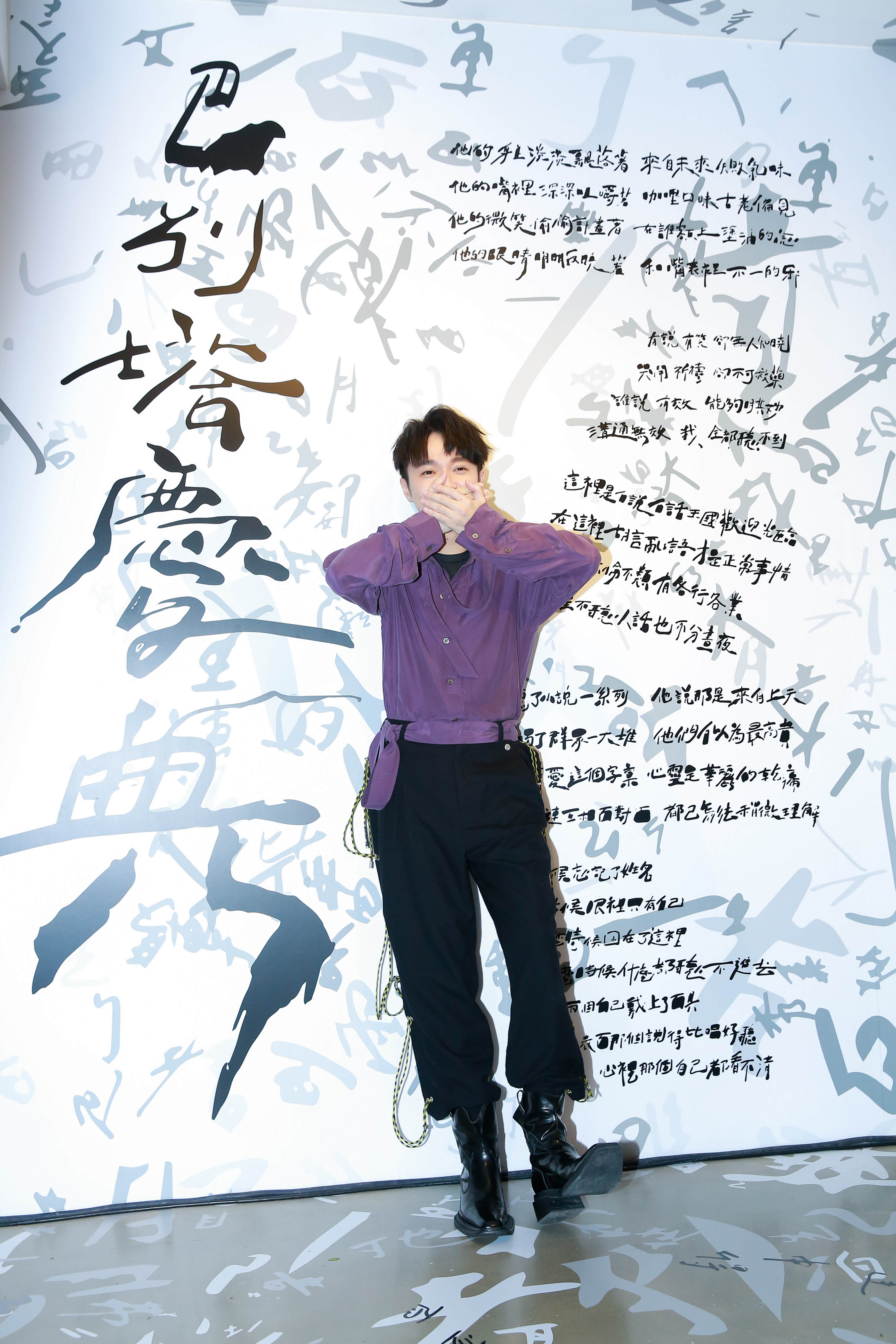 青峰指寫歌就像畫畫，描繪出心中的圖像，也是一種自我溝通與療癒的過程。