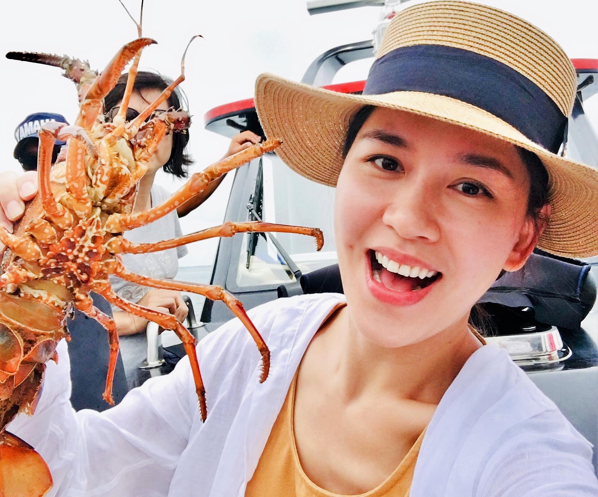 張家慧到當地人俗稱「龍蝦島」的無人島參觀。(周子娛樂提供)