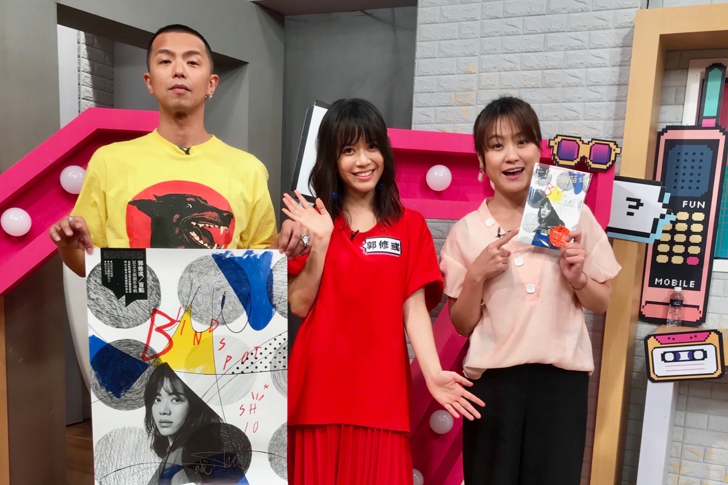 郭修彧（中）上黃鴻升海芬節目宣傳新專輯《盲點》。（趣你的娛樂提供）