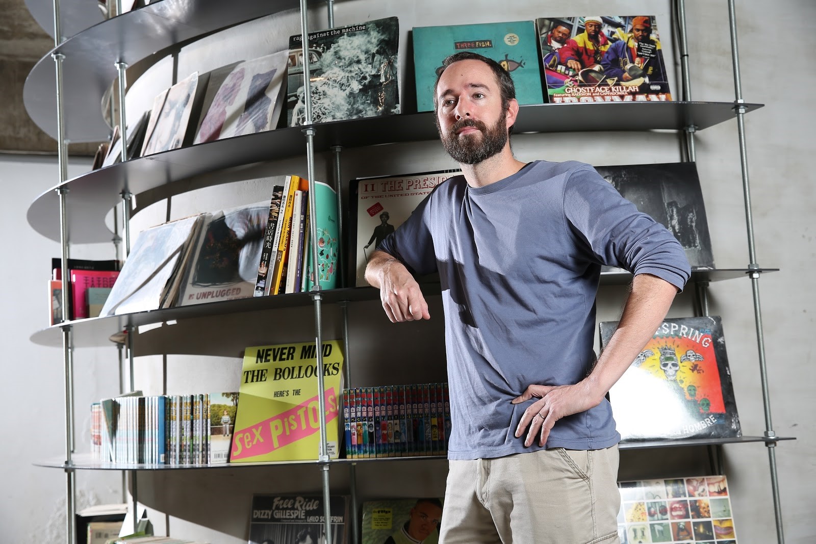 尼可拉希伯雷從小家裡沒電視，他反而有機會多方涉獵各式音樂，甚至玩過樂團。