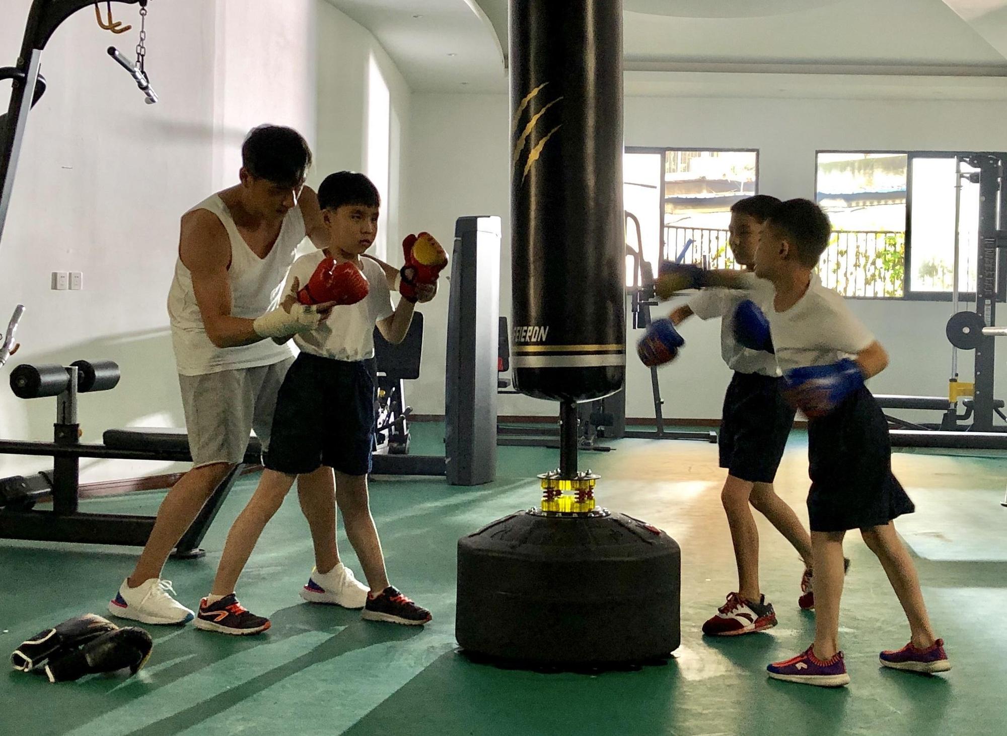 鄭人碩細心指導學童動作，幫助他們揮出人生第一拳。（海鵬提供）