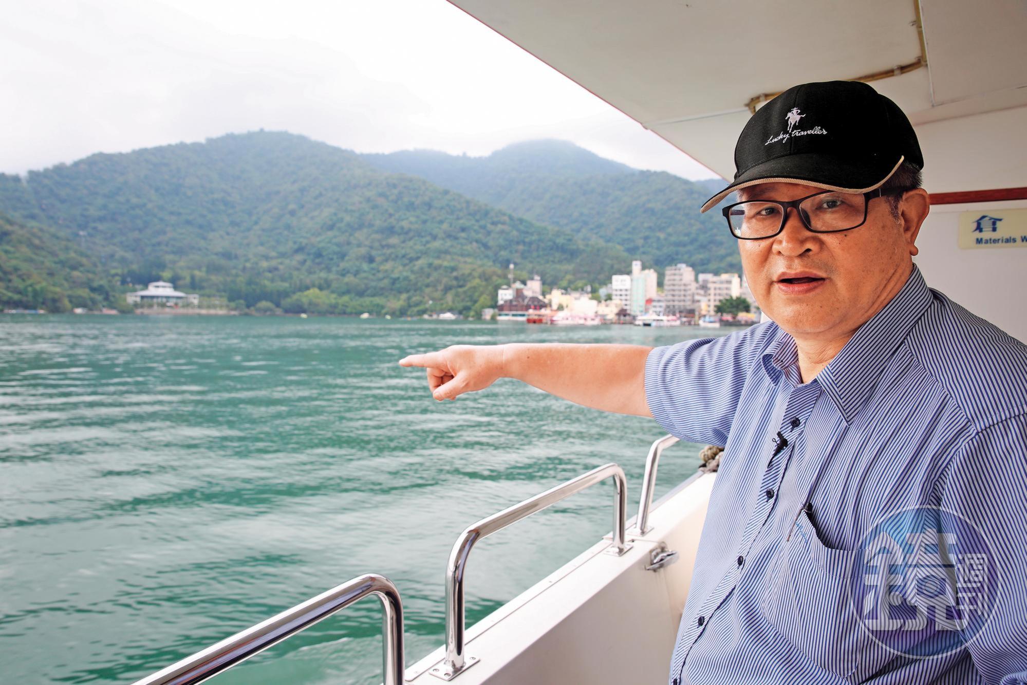 黃進昇指著湖畔說,沉在日月潭底的大批土地,當年都是他們家的。