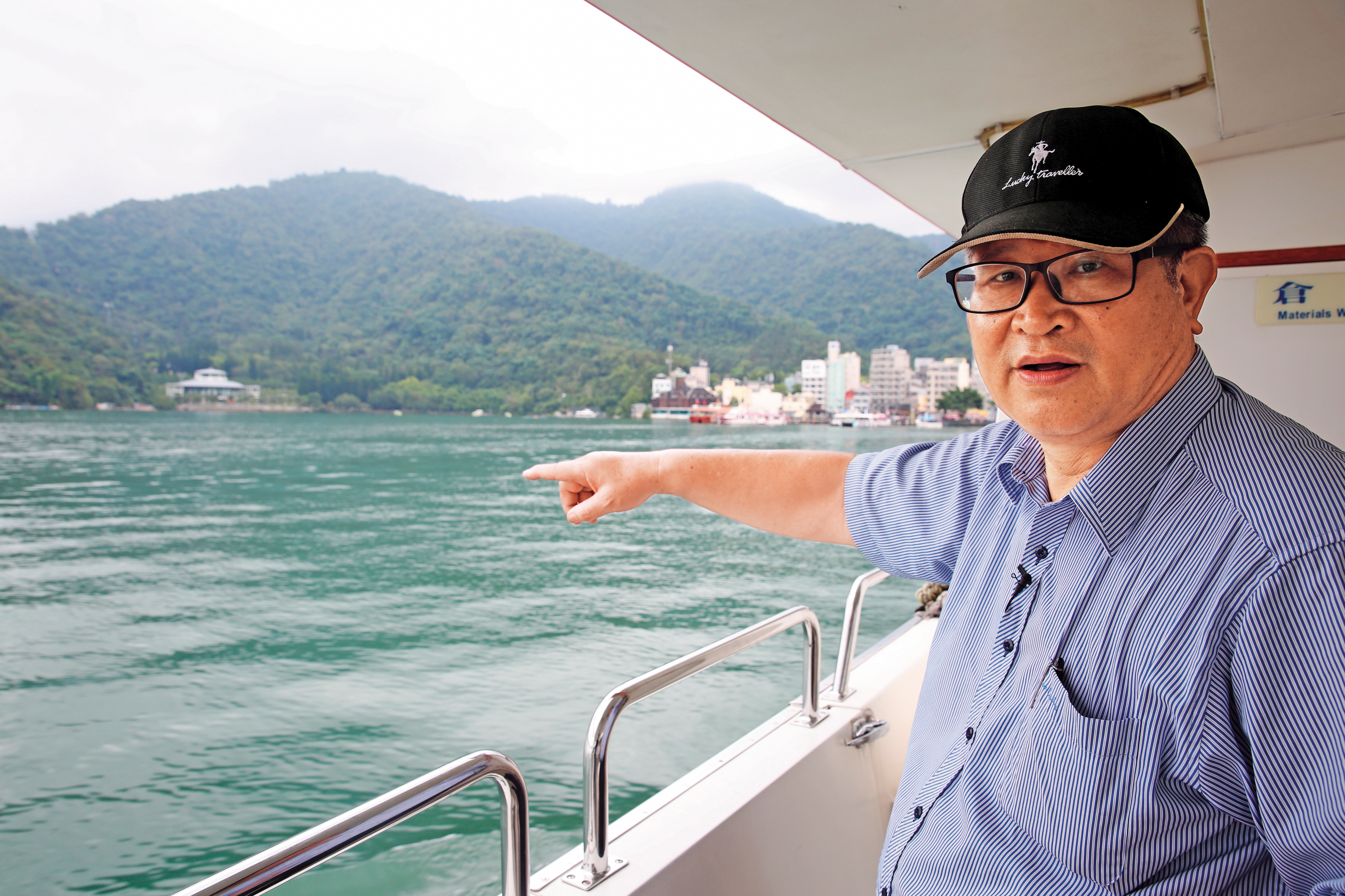 黃進昇指著湖畔說,沉在日月潭底的大批土地,當年都是他們家的。