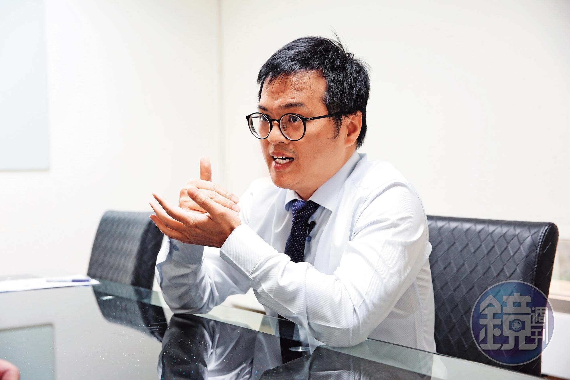 律師陳建三指出,寄附實際是強奪,國民政府當年應該要賠償。