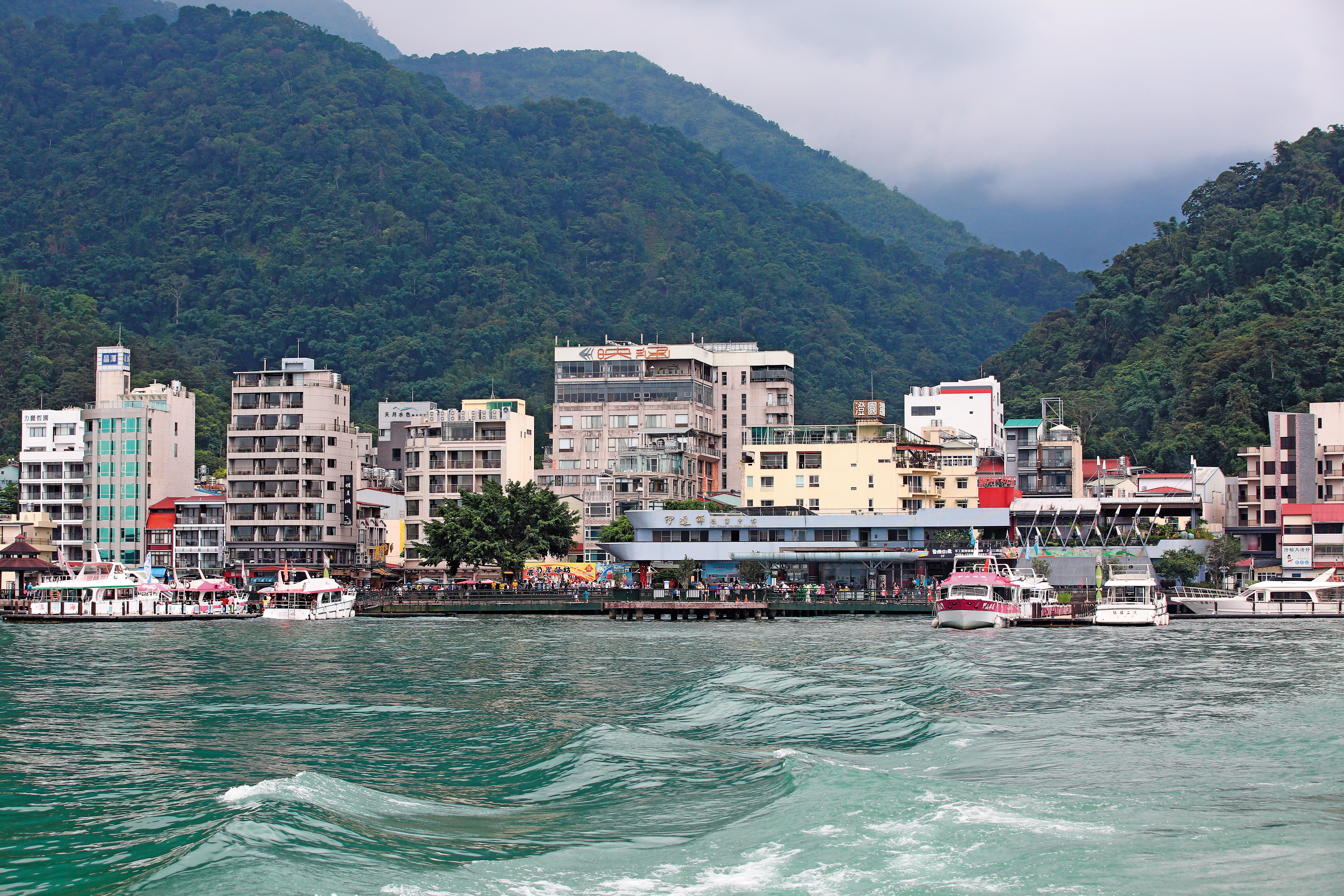 當年日本人將日月潭邊土地以「山野林地」之名收歸國有，如今1坪200萬元，均屬財團所有。