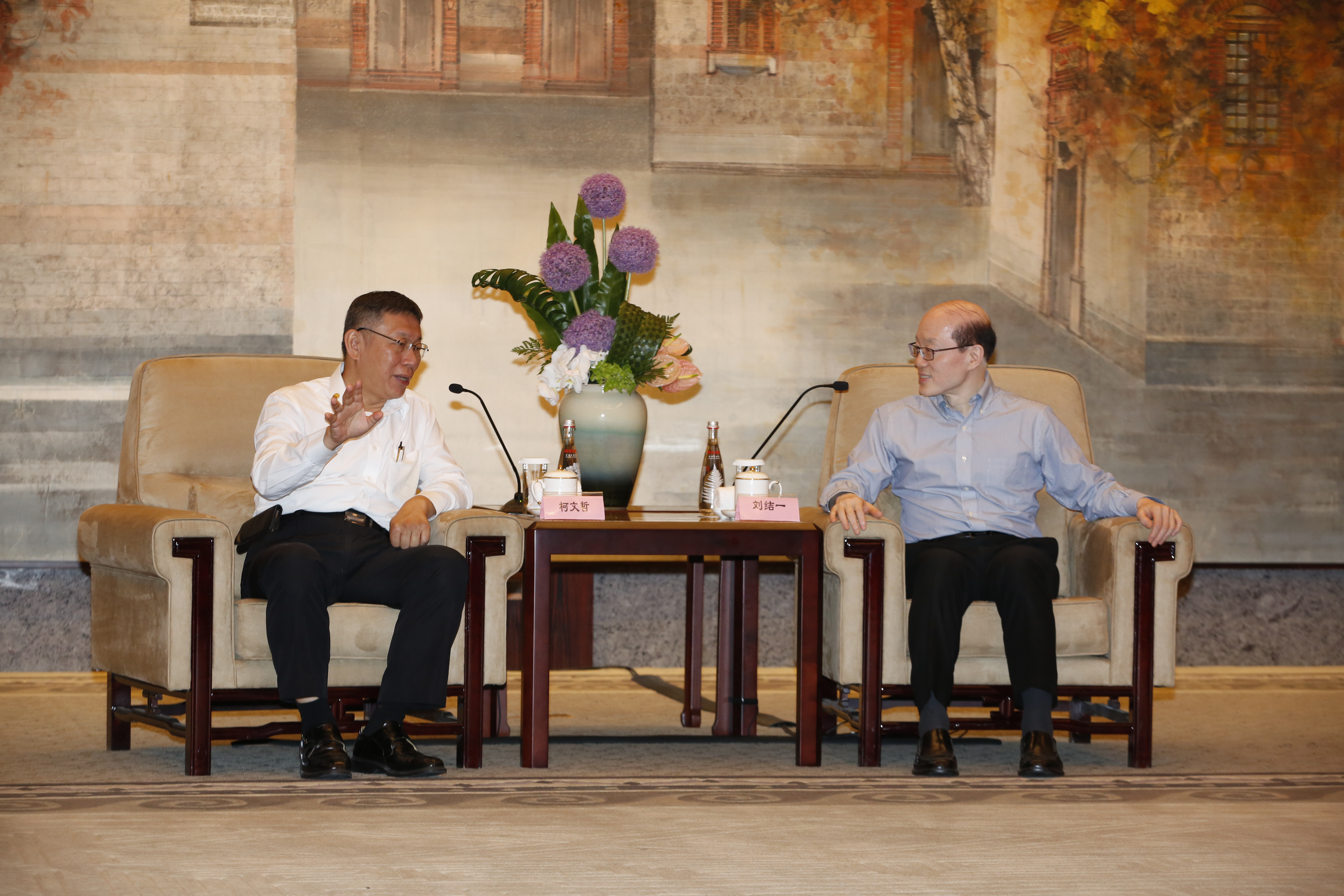 台北市長柯文哲與中國國台辦主任劉結一今天傍晚5點36分在上海西郊賓館會面。