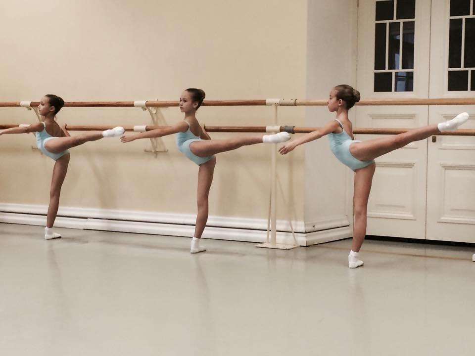 台上1分鐘，台下10年功，想要成為舞台上《天鵝湖》的美麗天鵝，即使只是一隻一閃而過的小天鵝，也必須經歷莫大的苦楚與殘酷奮鬥，才能站穩這個舞台。（牛耳藝術提供）