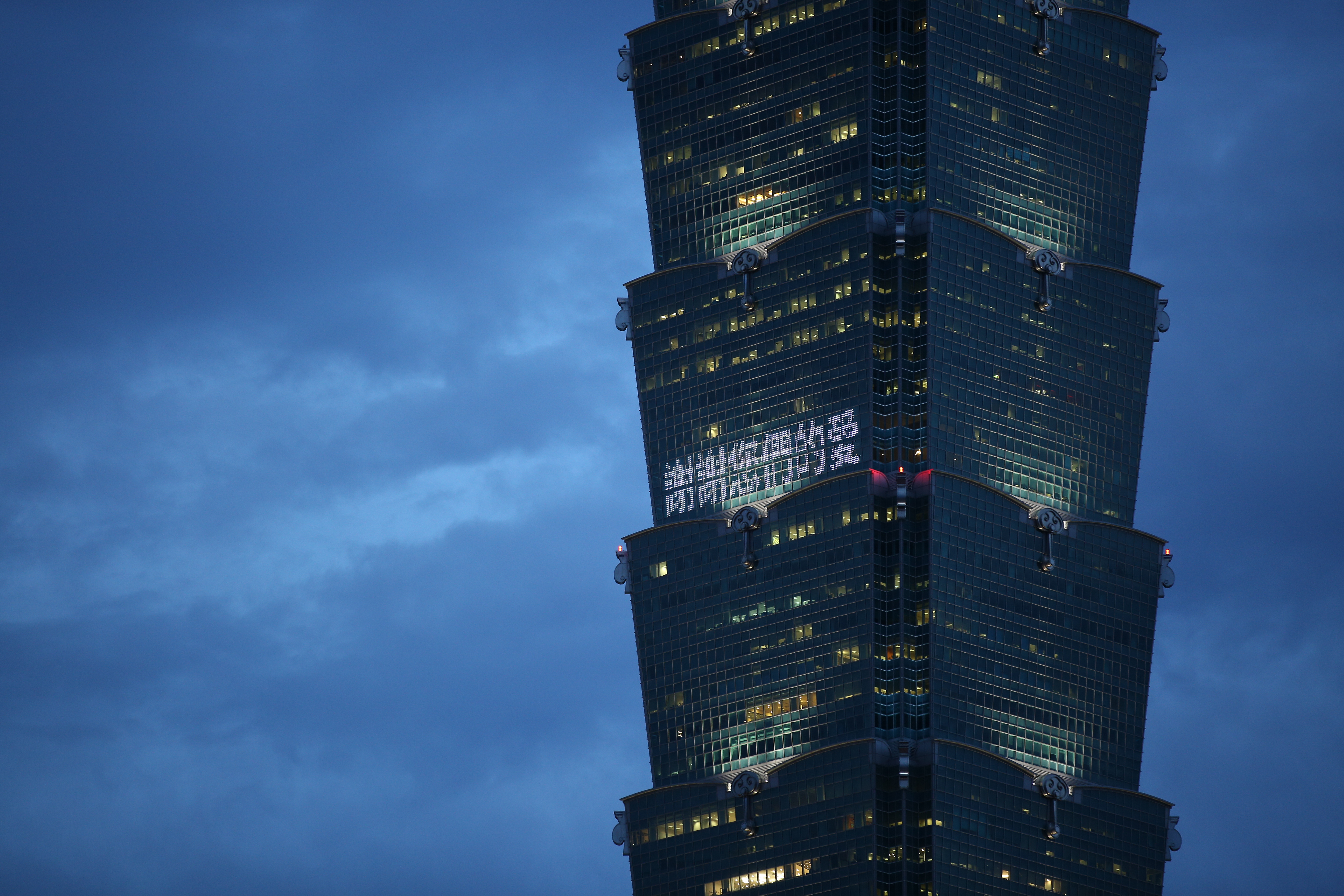 【圖輯】紀念李承翰、陳俊朗　台北101秀「謝謝您們的愛」