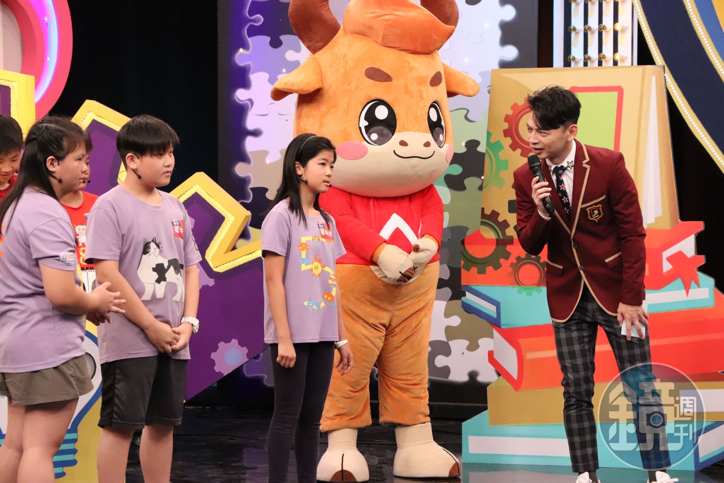 外語能力強的阿Ken，接下台灣第一個小學生英語競賽主持節目《愛的ABC-Jr英語練習生》。（中天）