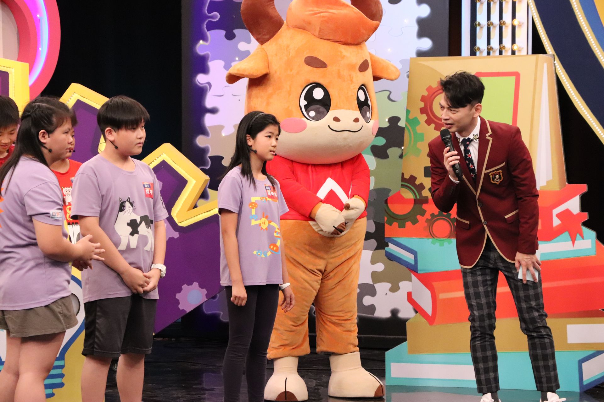 外語能力強的阿Ken，接下台灣第一個小學生英語競賽主持節目《愛的ABC-Jr英語練習生》。（中天）