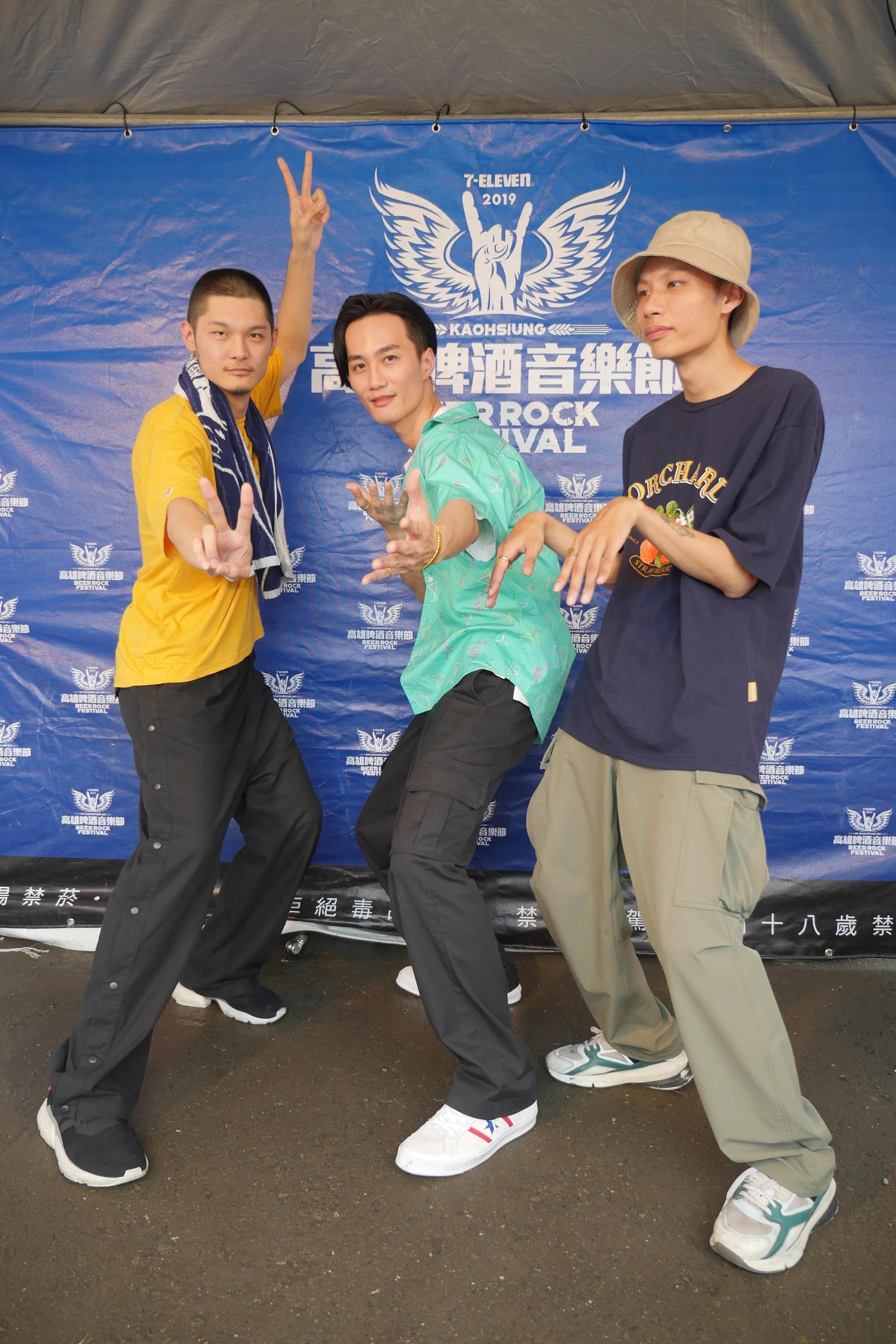 金曲新科歌王Leo王(左)所屬的夜貓組(Leo王∕春艷)與李英宏(中),酒後糗事說不完。(寬寬整合行銷提供)