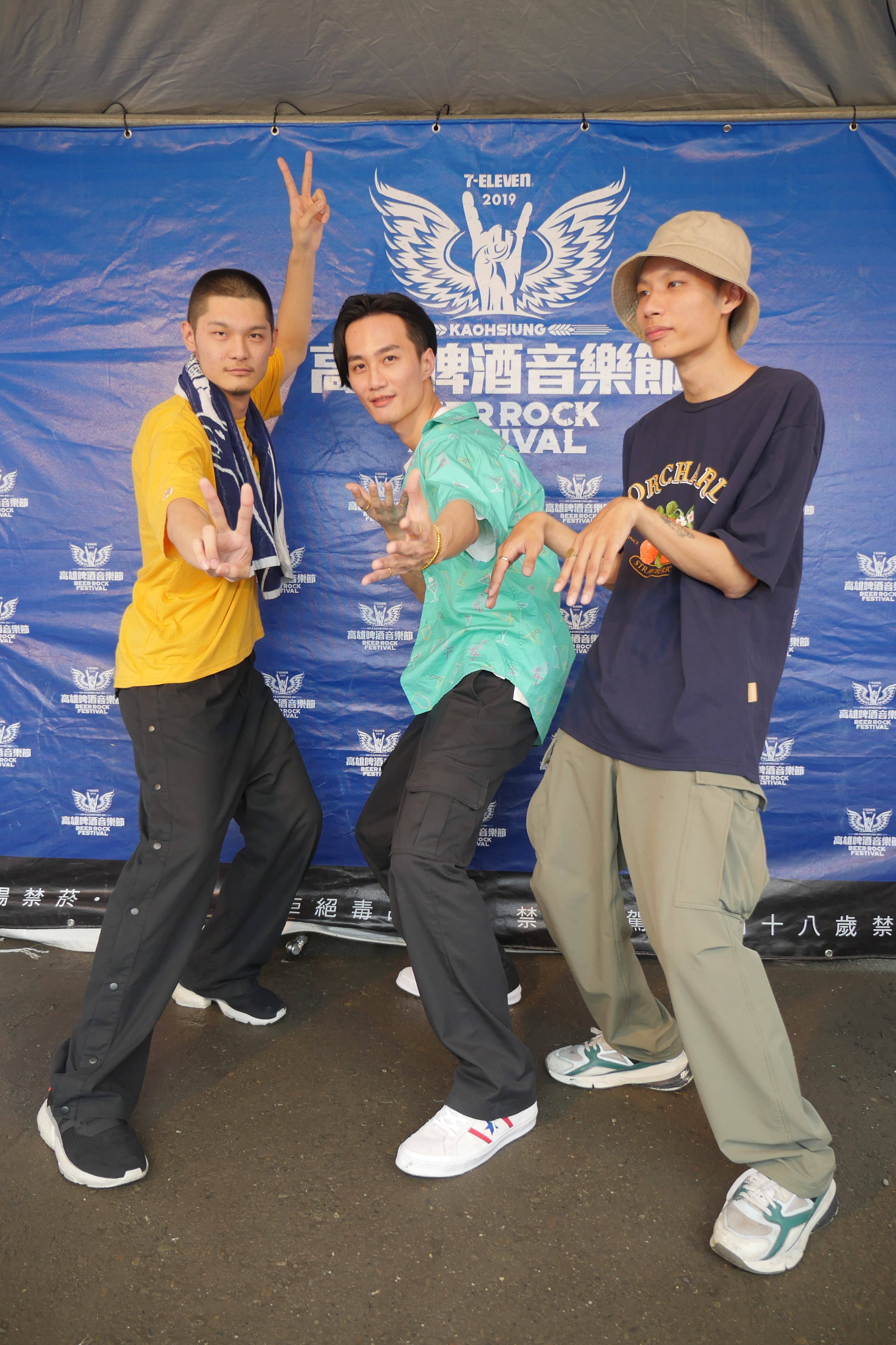 金曲新科歌王Leo王(左)所屬的夜貓組（Leo王∕春艷）與李英宏（中），酒後糗事說不完。（寬寬整合行銷提供）