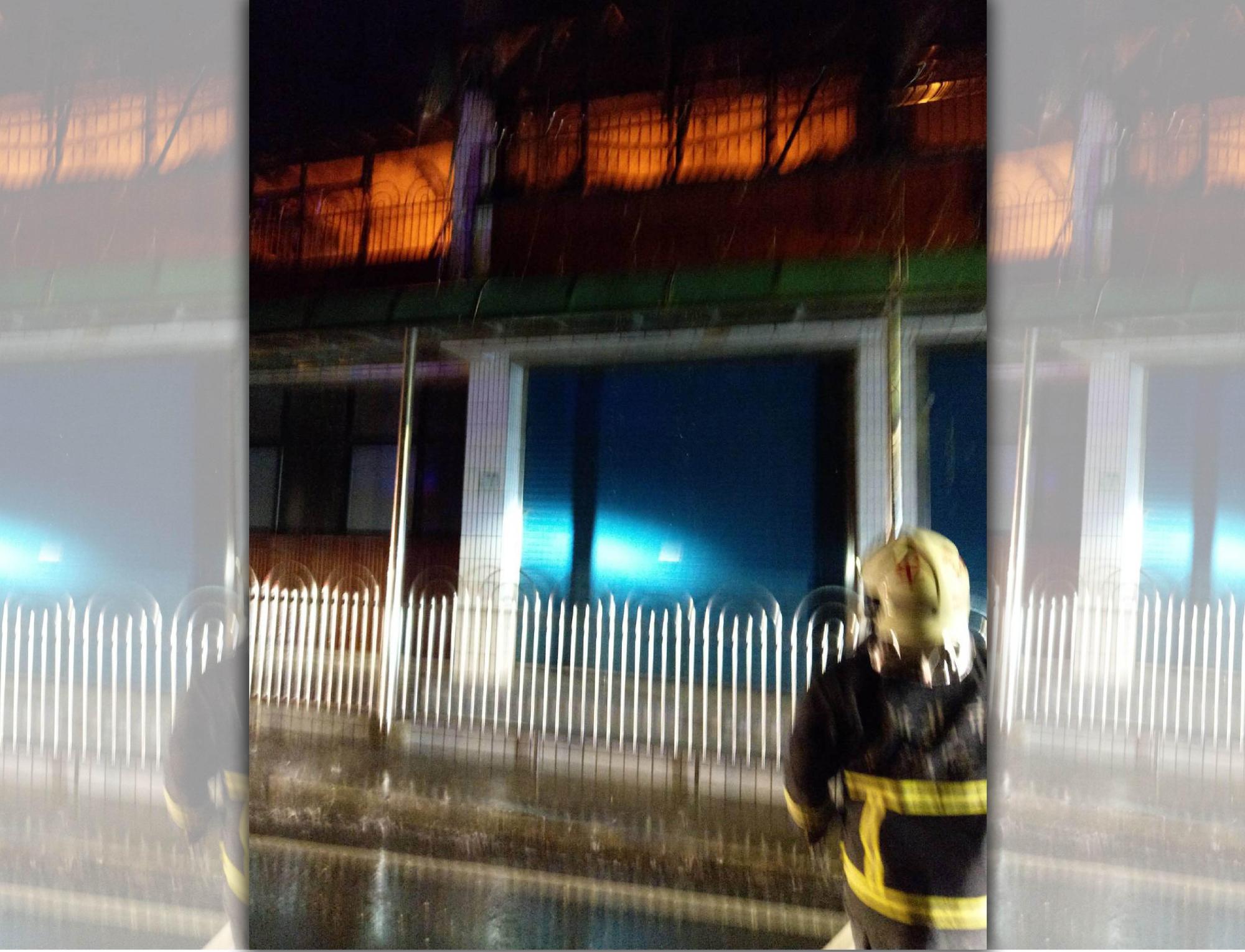 火舌在2樓悶燒,濃煙卻因煙囪效應往上竄,造成4樓4人受困。(翻攝畫面)