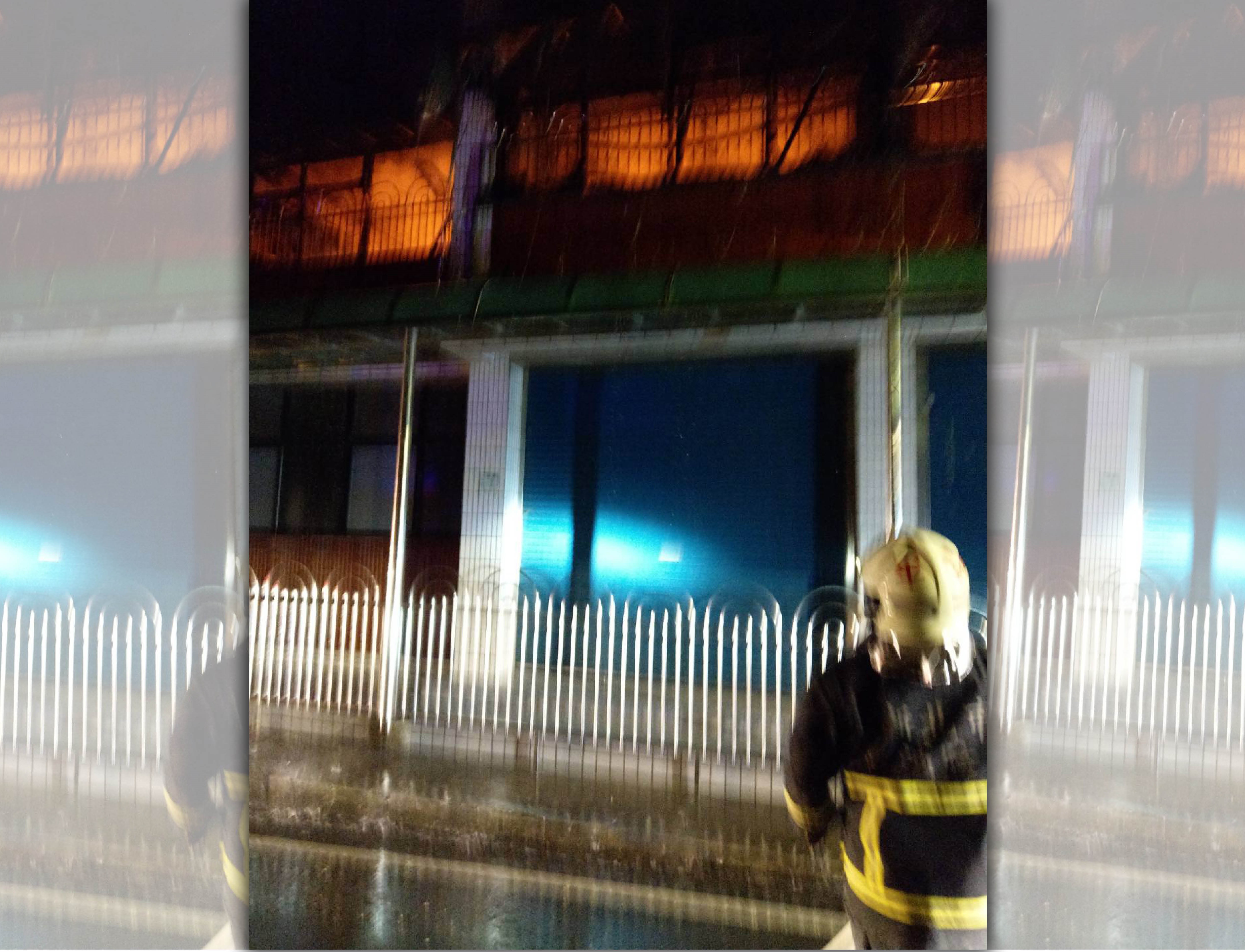 火舌在2樓悶燒，濃煙卻因煙囪效應往上竄，造成4樓4人受困。（翻攝畫面）