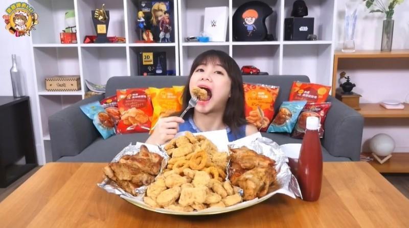 路路熱愛在網路上傳暴食影片。（翻攝路路LuLu臉書）