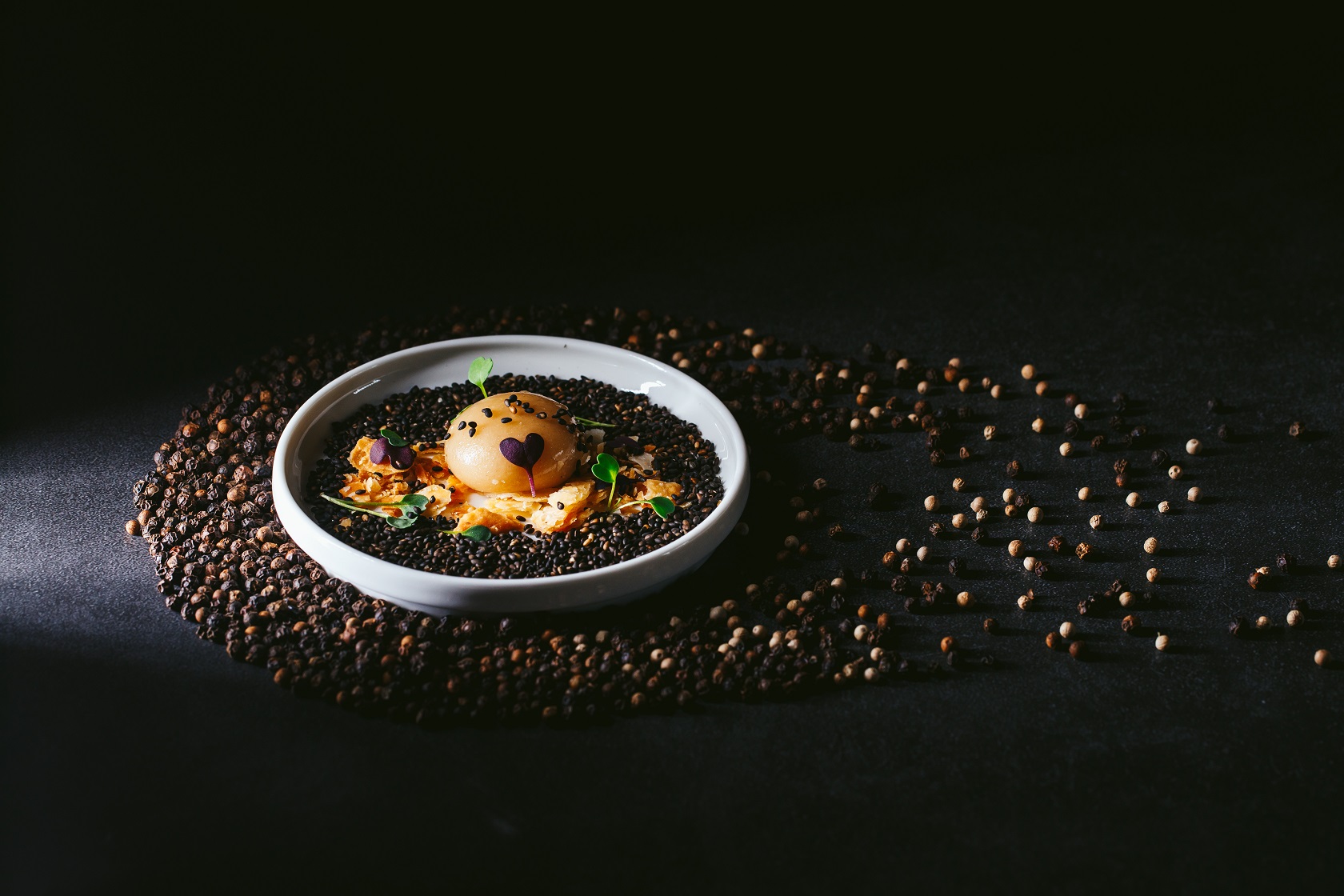 廚魔梁經倫今年初來台灣走了一遭，之後便創造出這道以胡椒餅為靈感的「神秘小球、燒餅、芝麻P.O.P」。（Daimon犇 廚魔館提供）