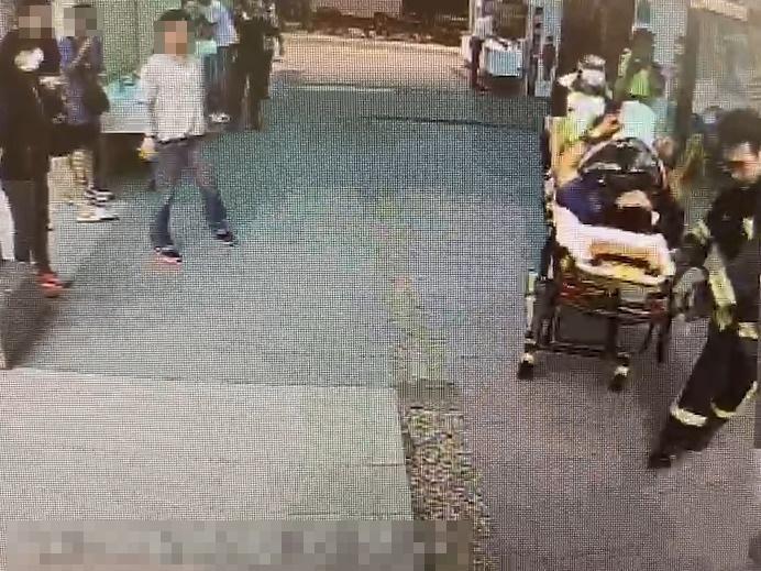 張男身上有多處刀傷 ,倒臥湖口服務區廁所內。(翻攝畫面)