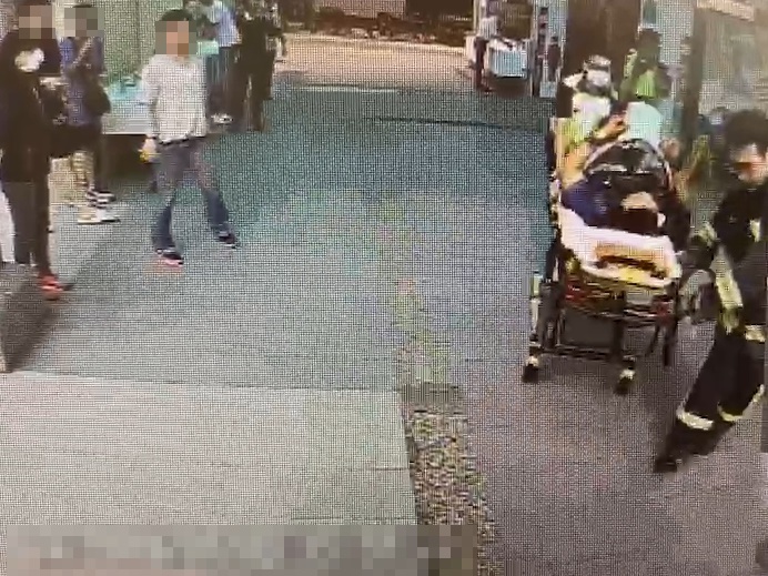 張男身上有多處刀傷 ，倒臥湖口服務區廁所內。（翻攝畫面）