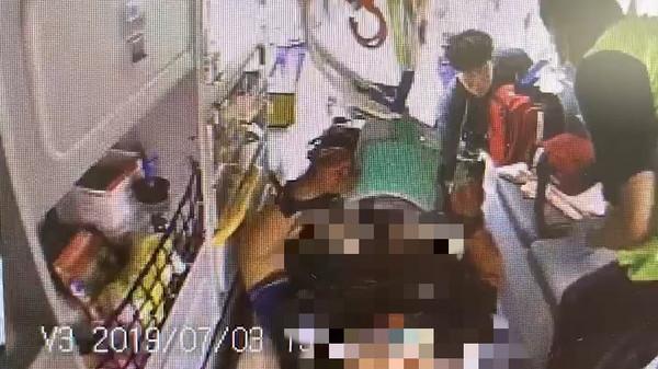 救護人員協助止血後,將張男送醫。(翻攝畫面)