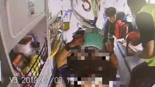 救護人員協助止血後，將張男送醫。（翻攝畫面）