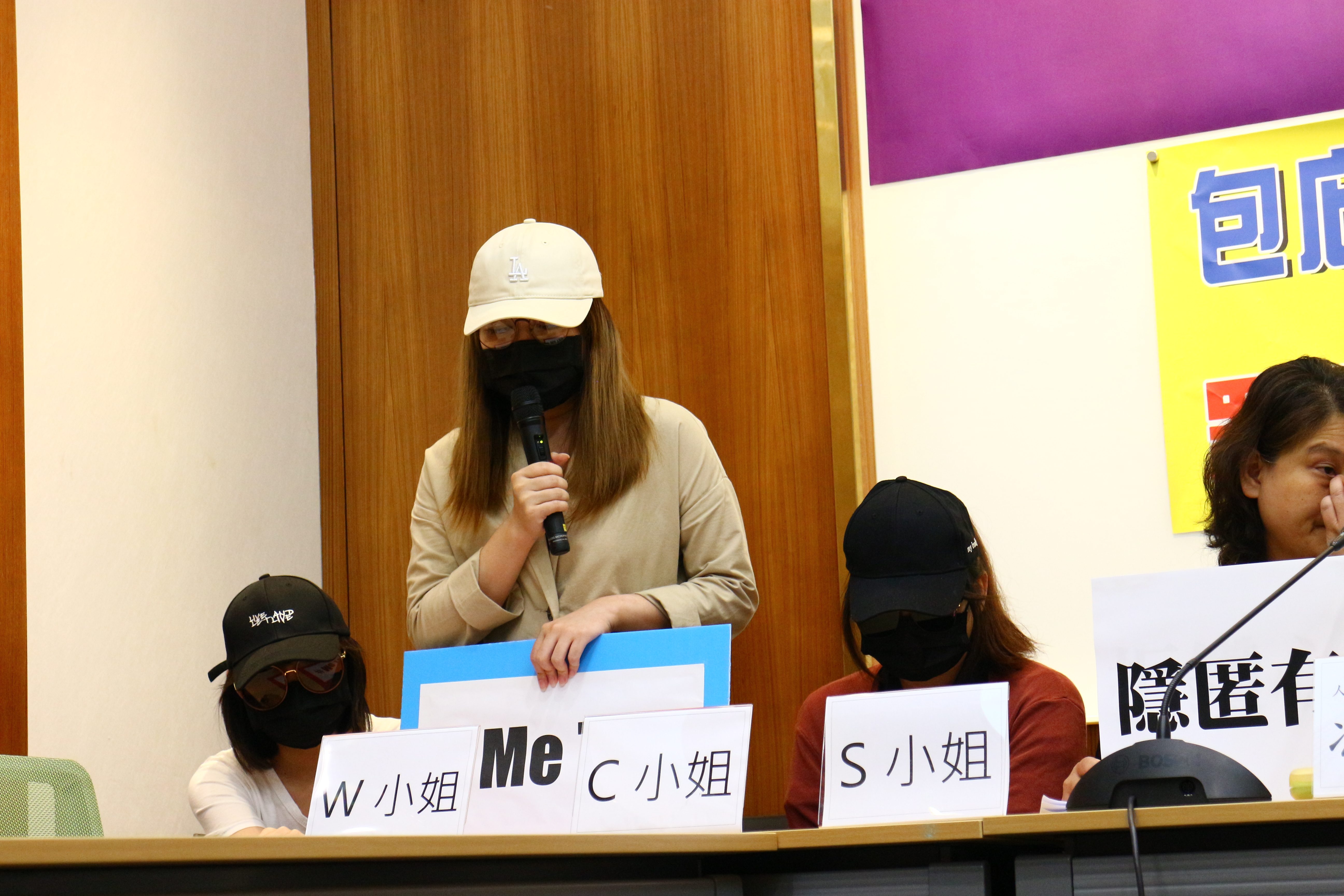 被害人控訴遭狼師性侵的過程，並痛批校方隱匿。（翻攝畫面）