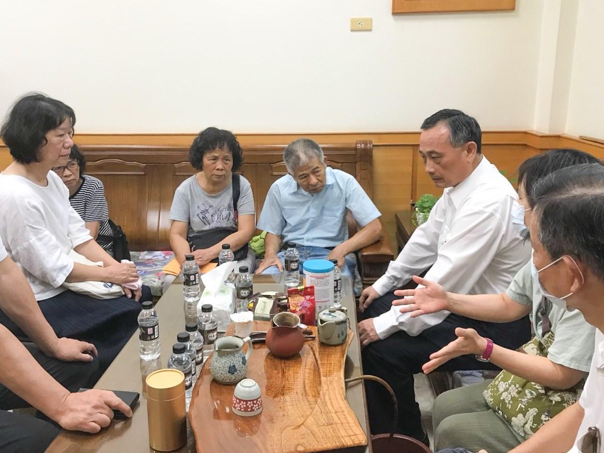 警政署長陳家欽2度前往李家探視,並在臉書po文表達維護警察執法安全之意。(翻攝NPA署長室臉書)