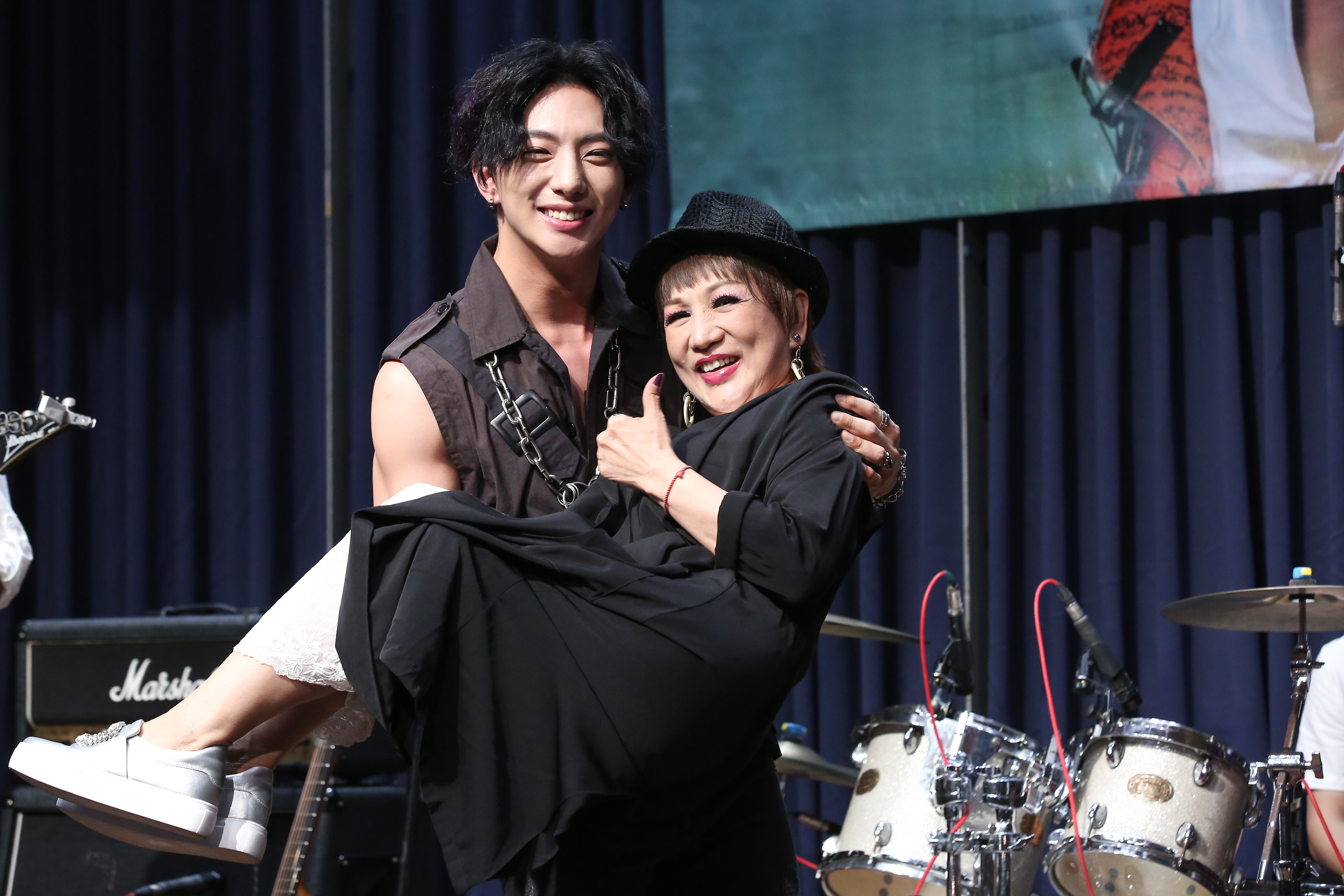 明杰開唱找媽媽同台，明杰媽媽是歌仔戲演員，長期演出楊麗花歌仔戲。